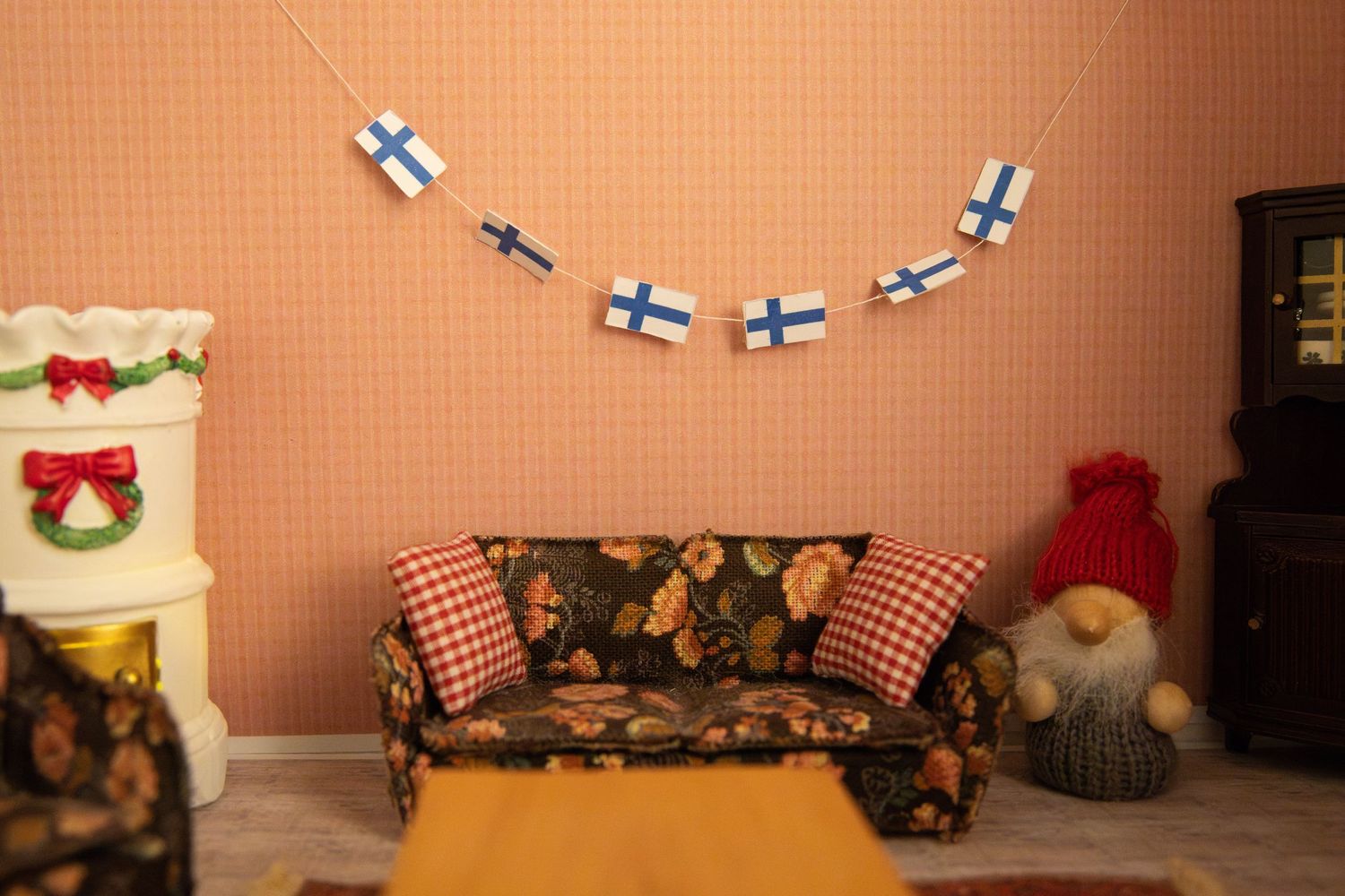 Miniatyyrihuone Suomen itsenäisyyspäivän markkinointikuvassa.