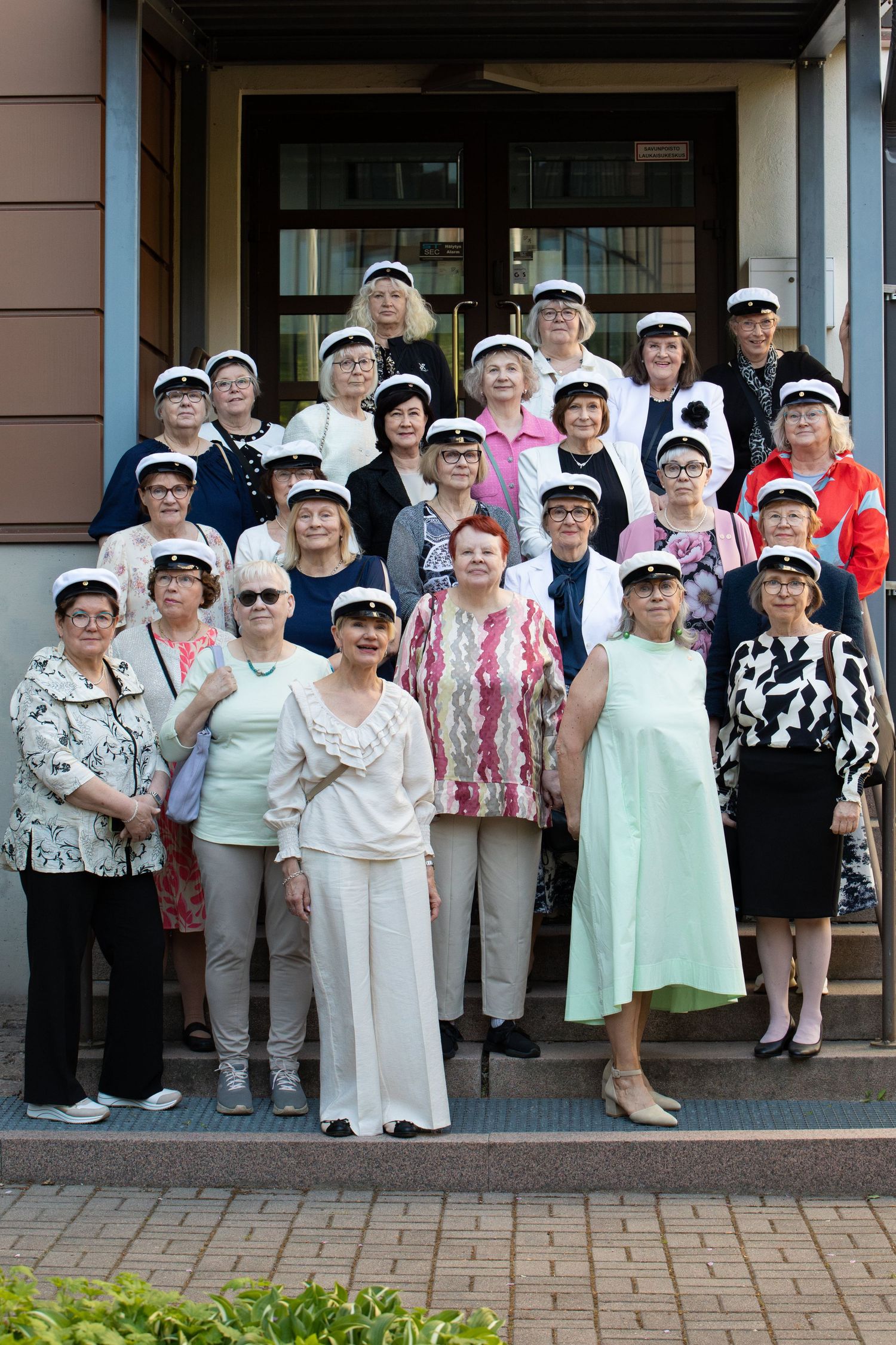 Tyttölyseon riemuylioppilaat juhlakuvassa Kotkassa.