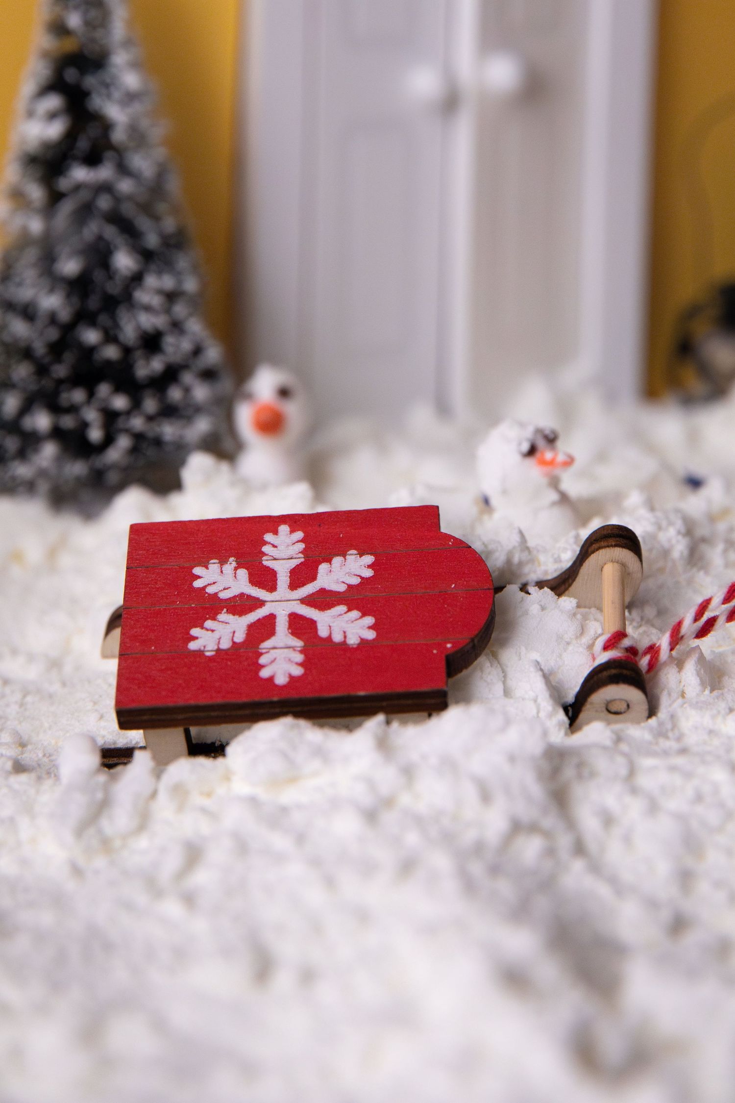 Miniatyyrikelkka jouluisessa viestintäkuvassa.
