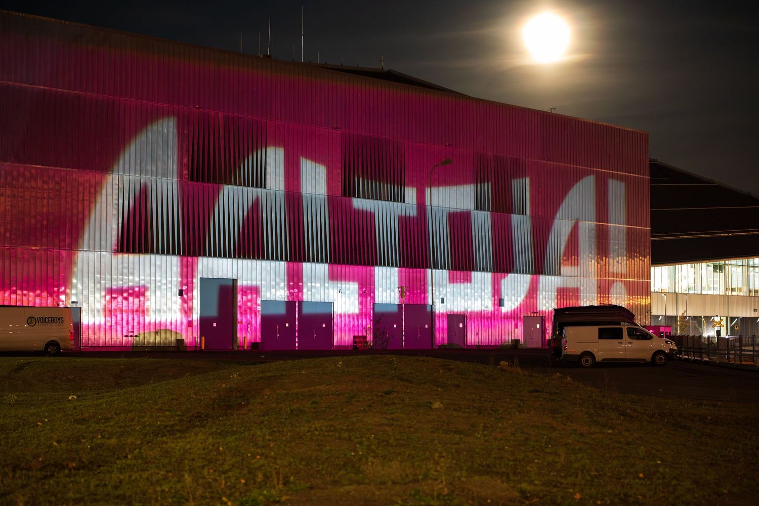 Aaltoja! teksti valaistuna Satama Areenan seinässä, valaistuna, Aaltoja! tapahtuma