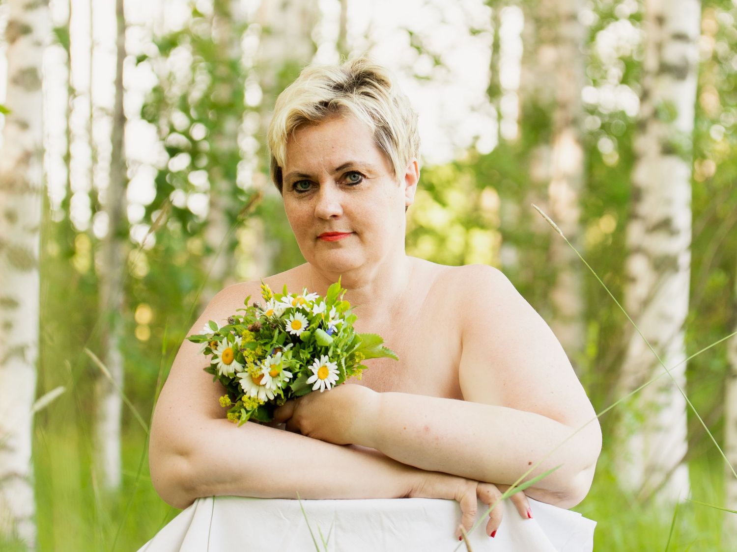 Nainen istuu penkillä, boudoir-kuva