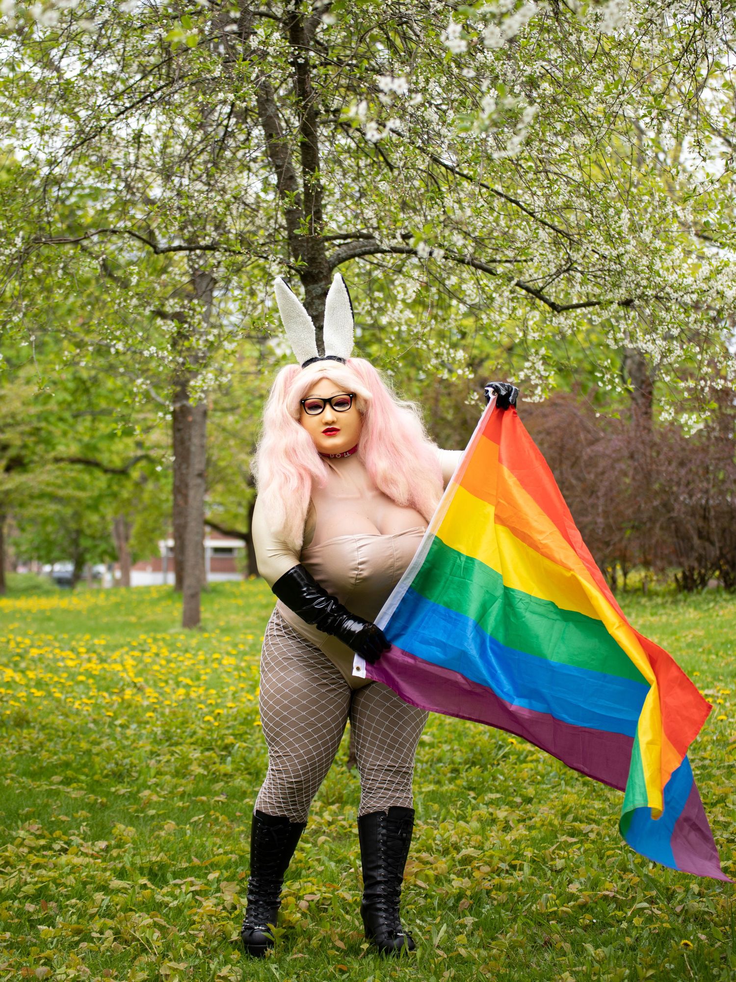 Henkilö pitää käsissään pride-lippua ulkona