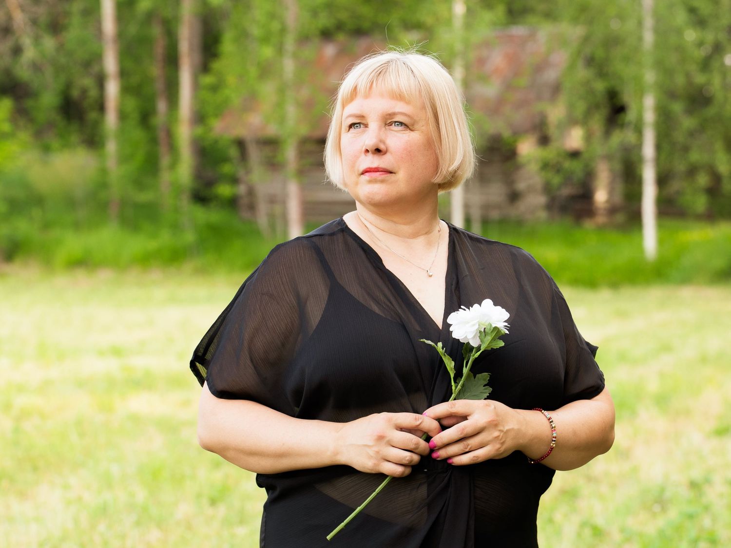 Boudoir-kuva luonnon keskellä