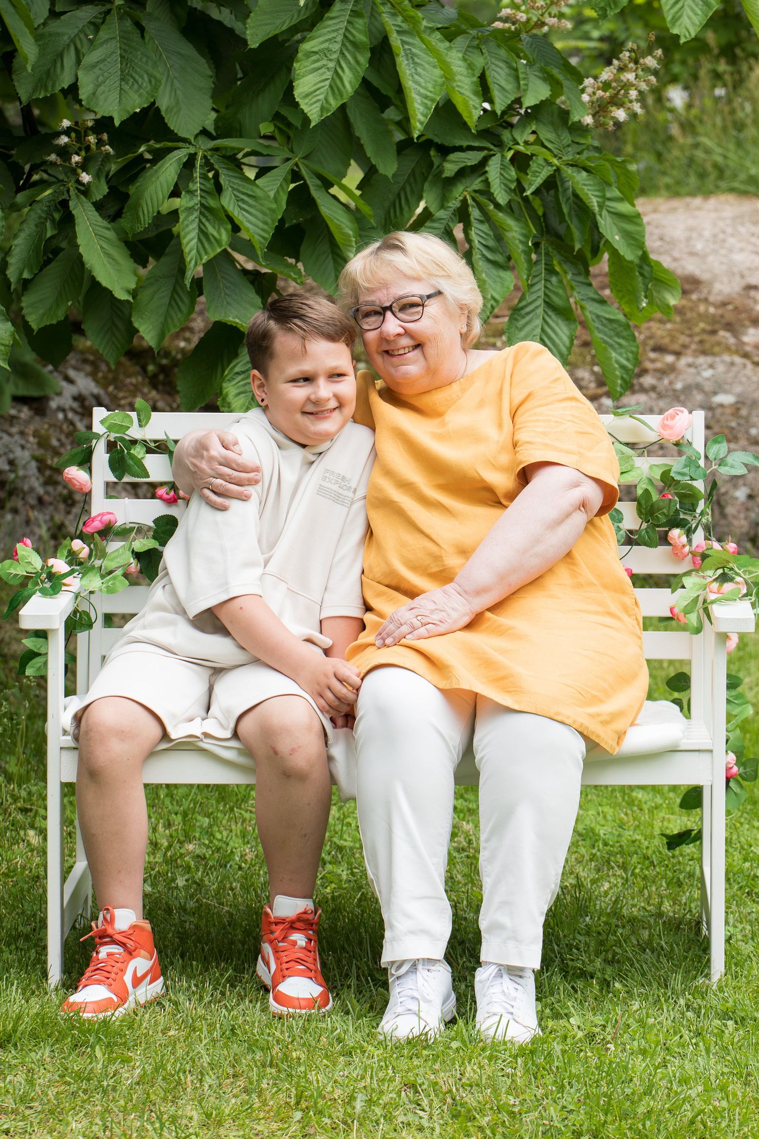 Mummo ja lapsenlapsi istuvat penkillä