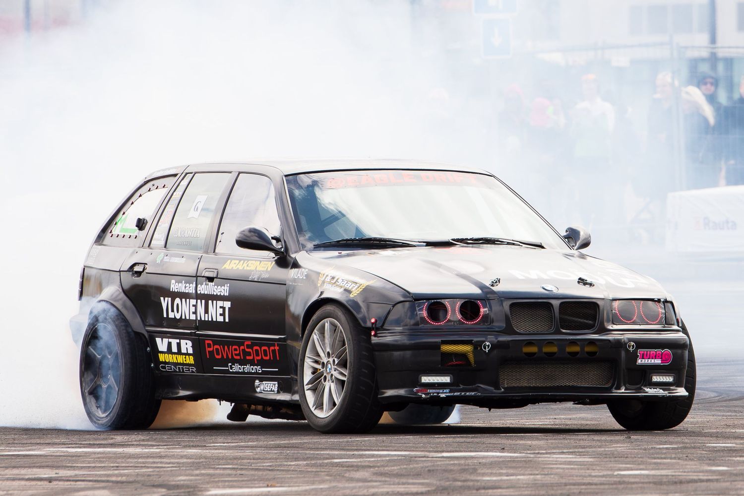 Musta auto savun keskellä, Eagle Drift Battle 2025, Kotka