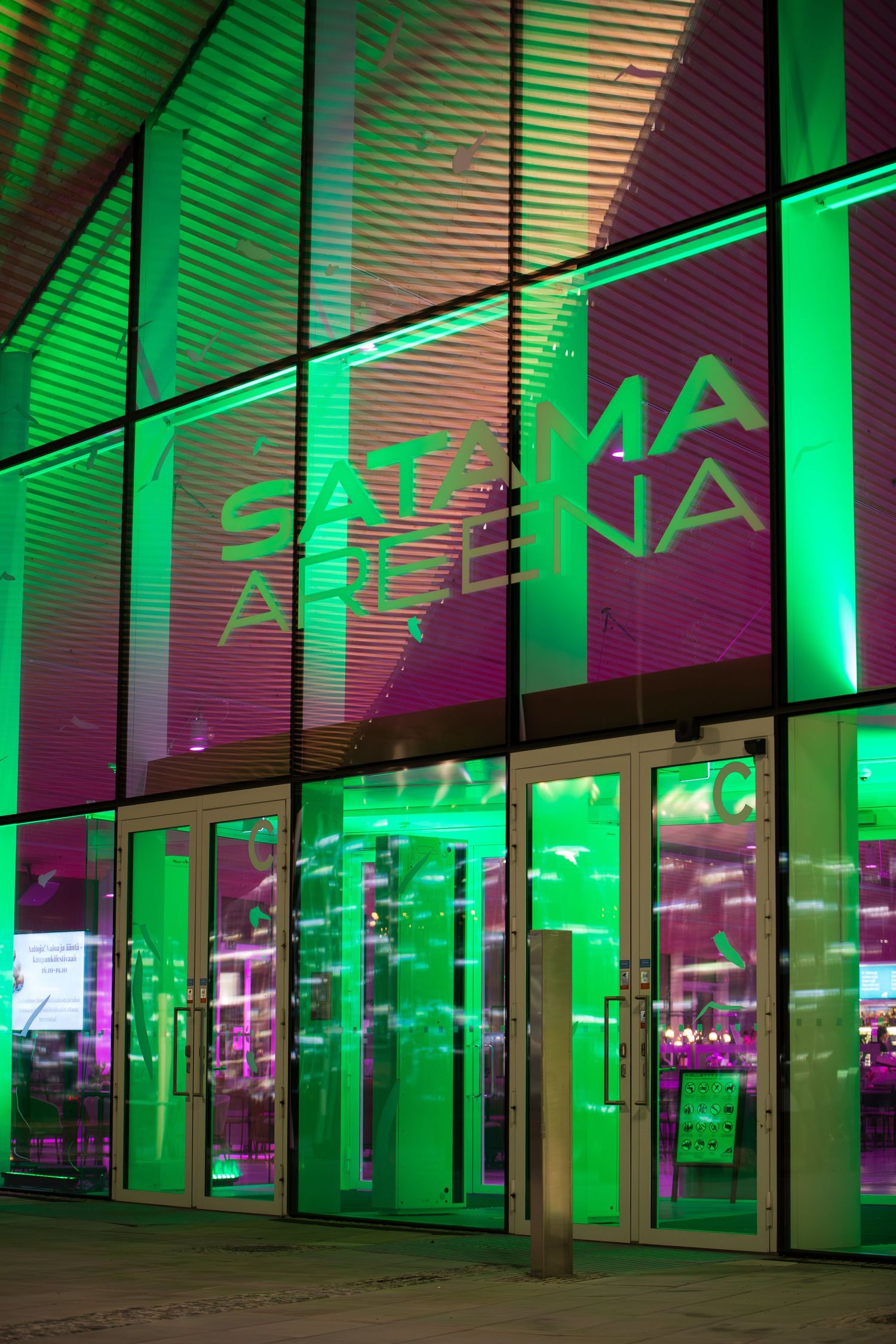 Valaistu Satama Areena iltavalaistuksessa, Aaltoja! tapahtuma