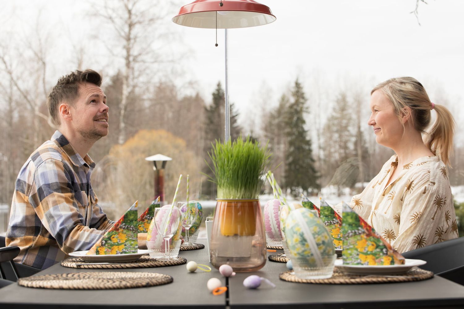 Henkilöt pääsiäiskattauksen äärellä, markkinointikuva