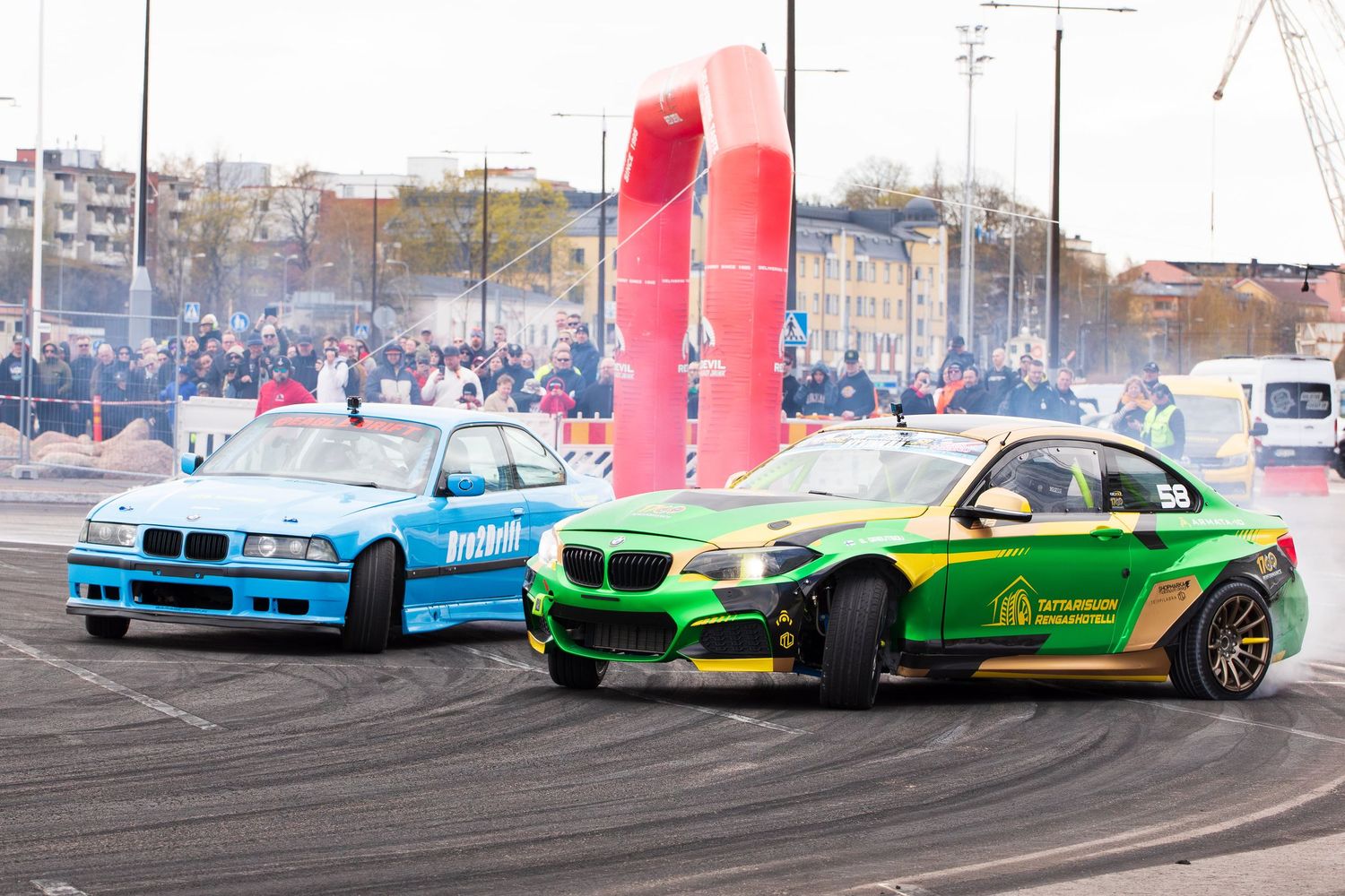 Sininen ja vihreä auto vierekkäin driftissä, Eagle Drift Battle 2025, Kotka