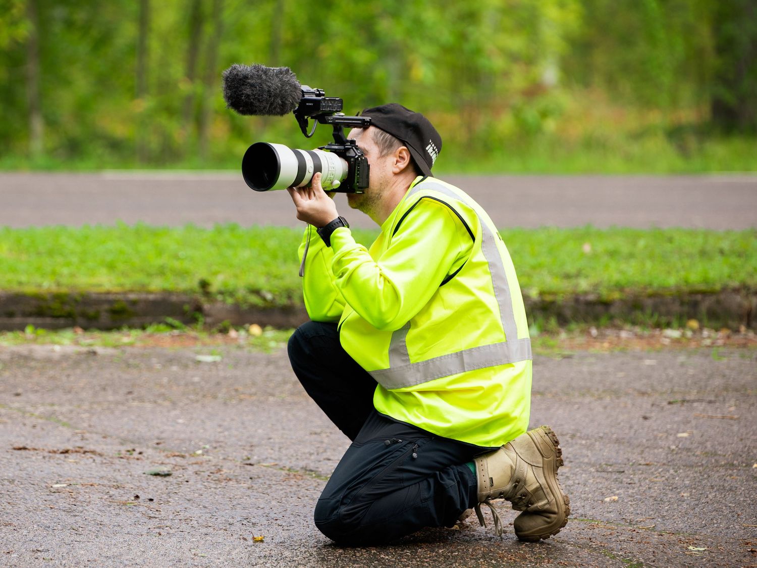 Videokuvaaja työssään, markkinointikuva