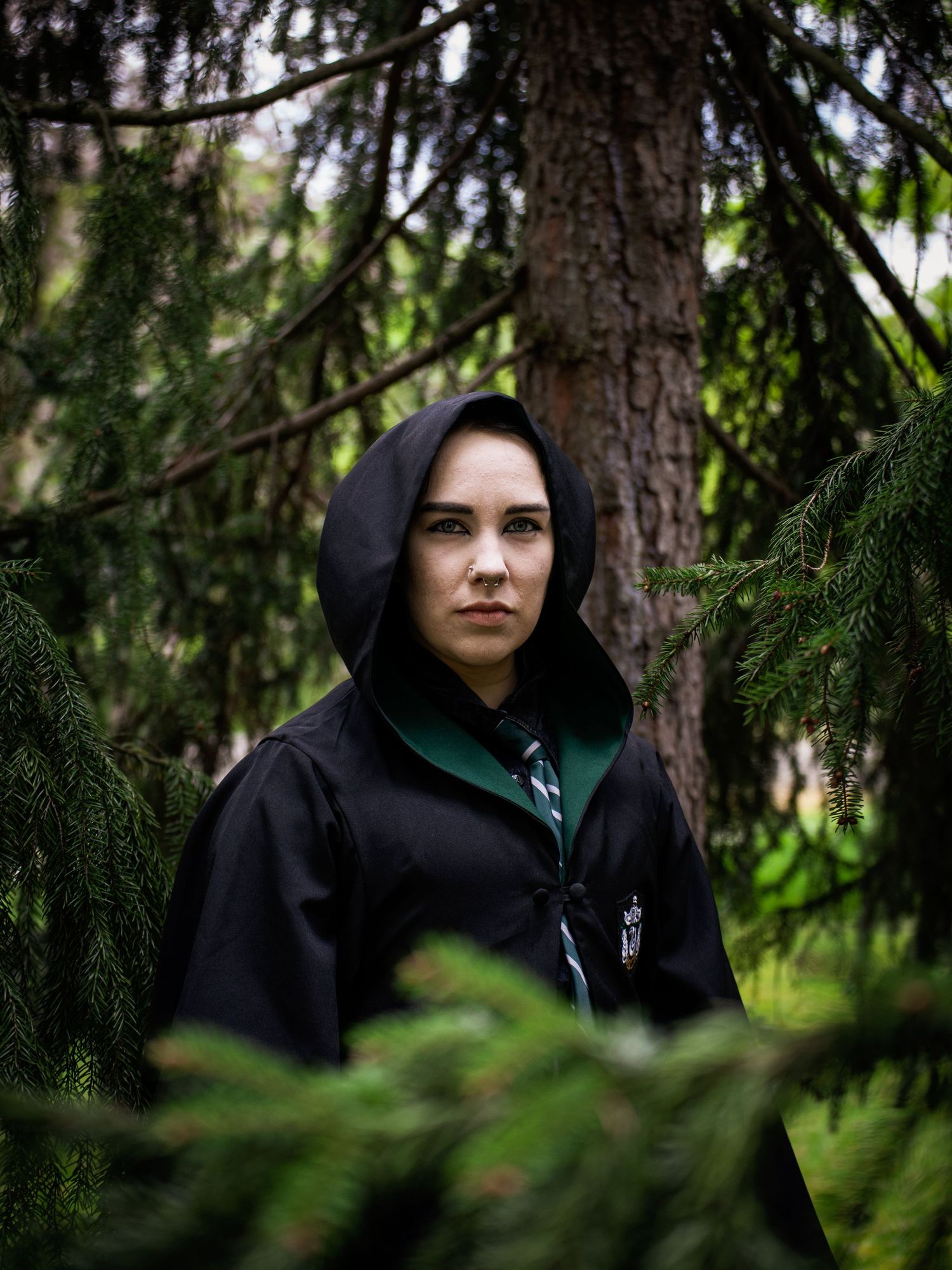 Harry Potter -hahmoksi pukeutunut henkilö puiden ympäröimänä