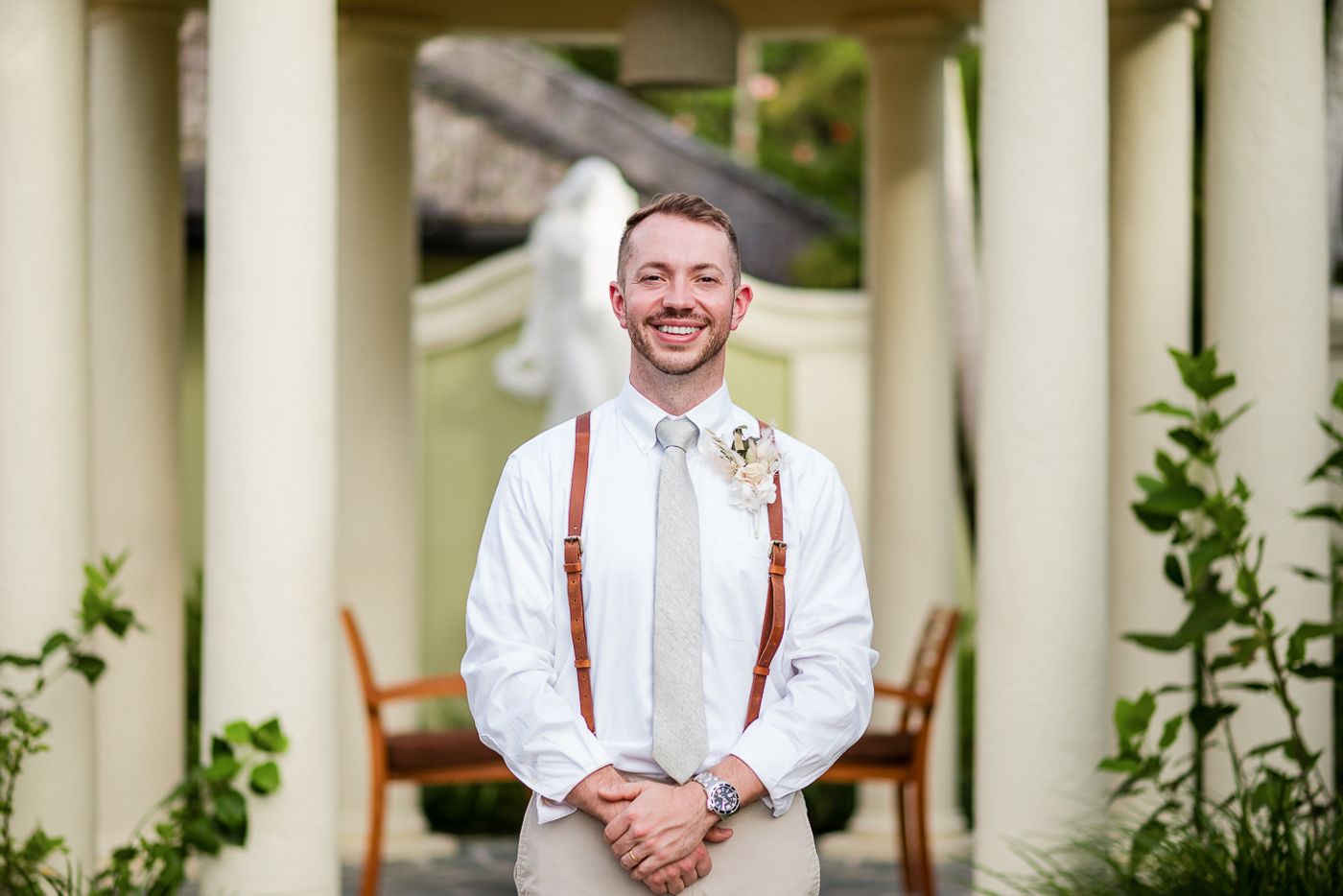 Casual wedding portraits with light and airy vibes against white pillars.