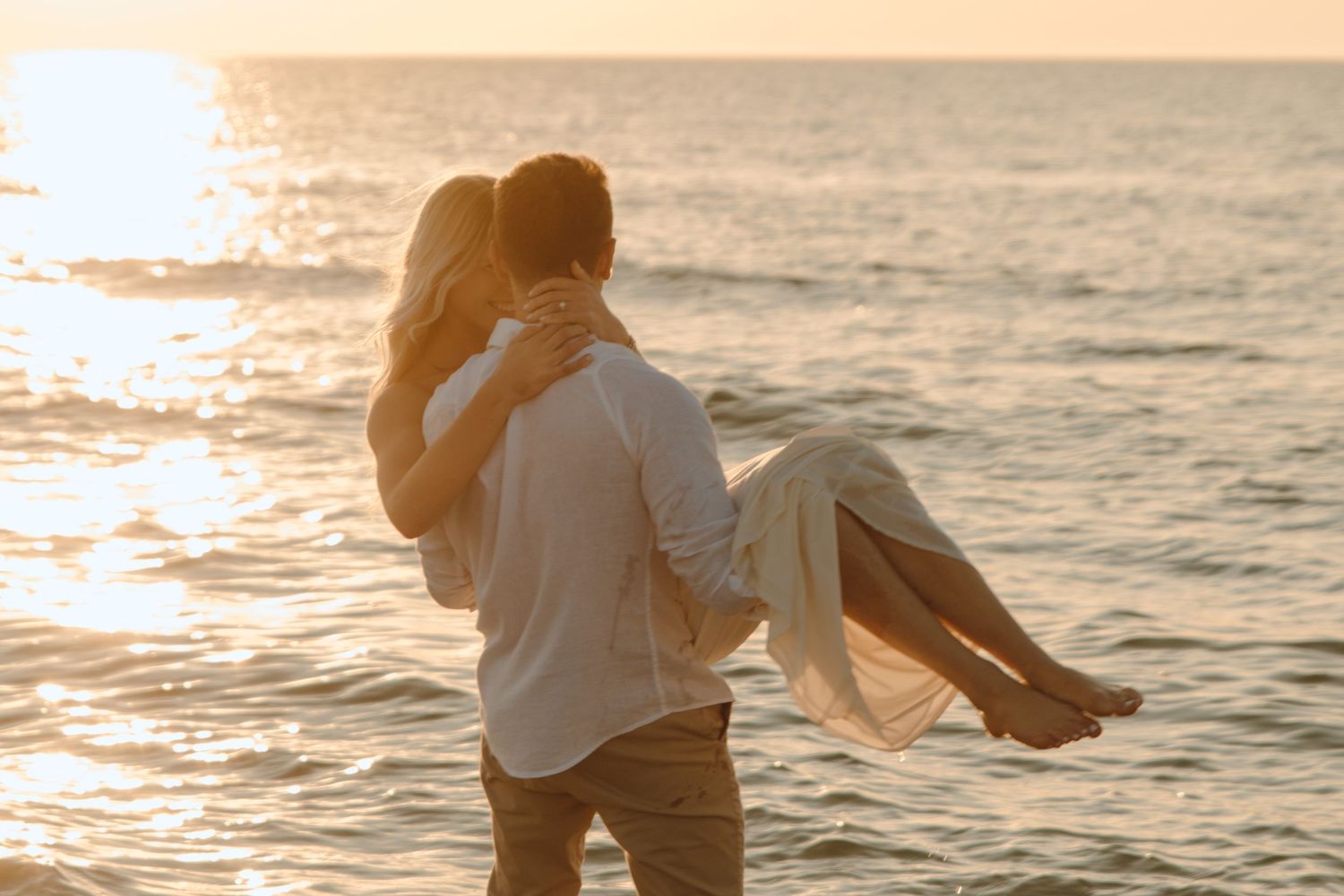 documentary style photographer, fine art wedding photographer cinematic wedding photographer, film inspired romantic dreamy editorial hawaii