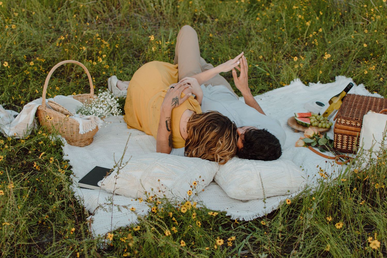 documentary style photographer, fine art wedding photographer cinematic wedding photographer, film inspired romantic dreamy editorial hawaii