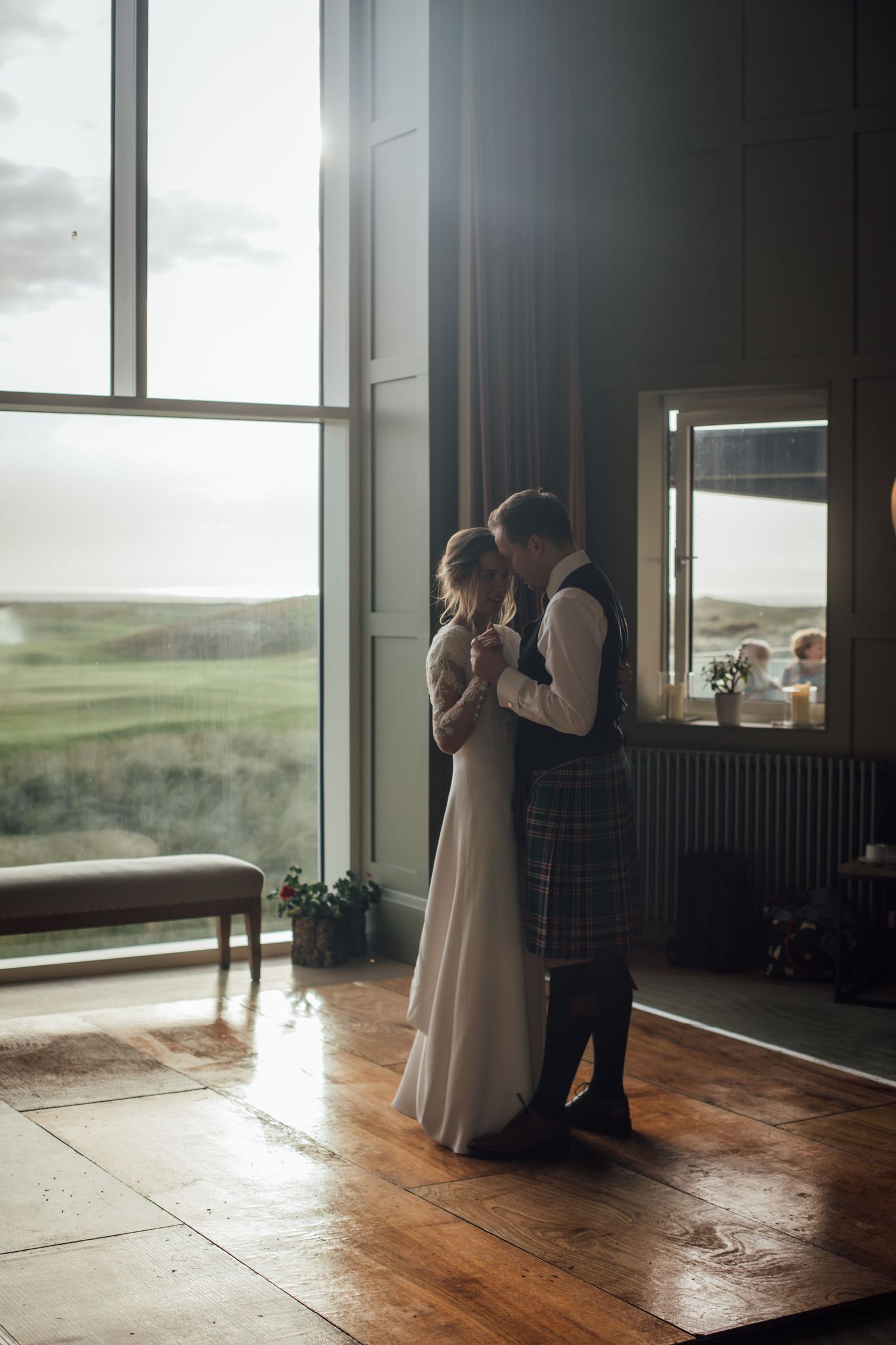 couples dancing analogue-inspired wedding moment