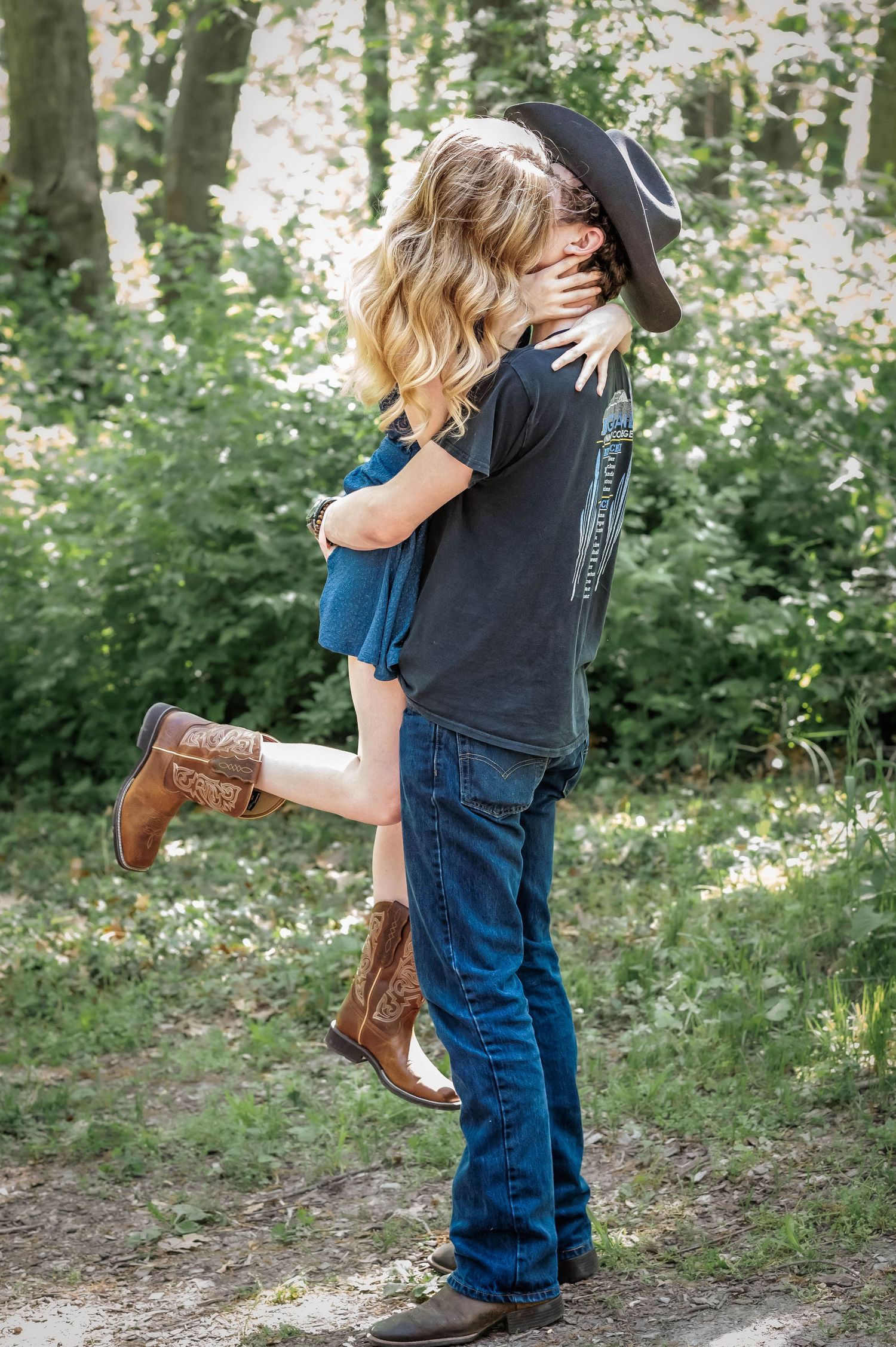 Kansas City couples session serving the KC metro, Leavenworth, and Ft. Leavenworth with authentic, romantic images.