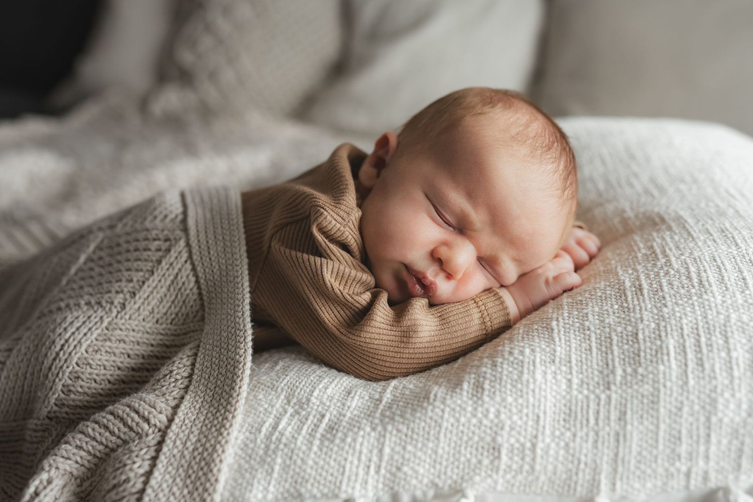 natürliches Portrait eines schlafenden Babys beim Newbornfotoshooting im Fotostudio Stockerau, Niederösterreich