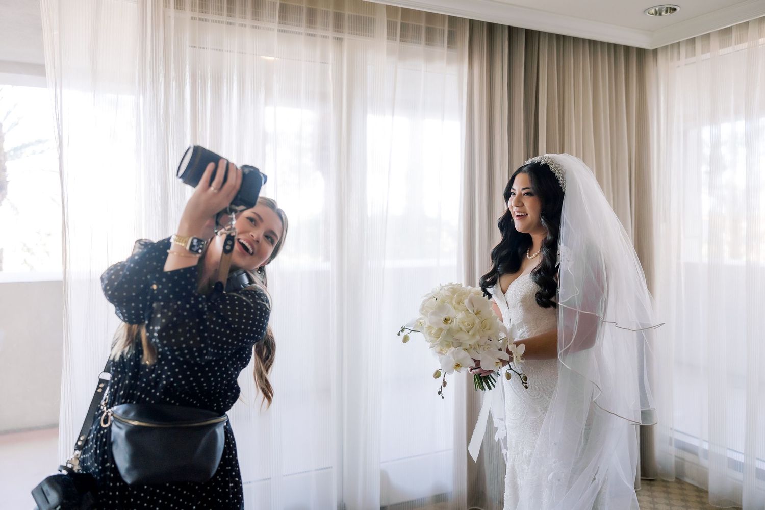 julia stockton photography las vegas wedding luxury candid storytelling timeless classic photographer showing images to happy client