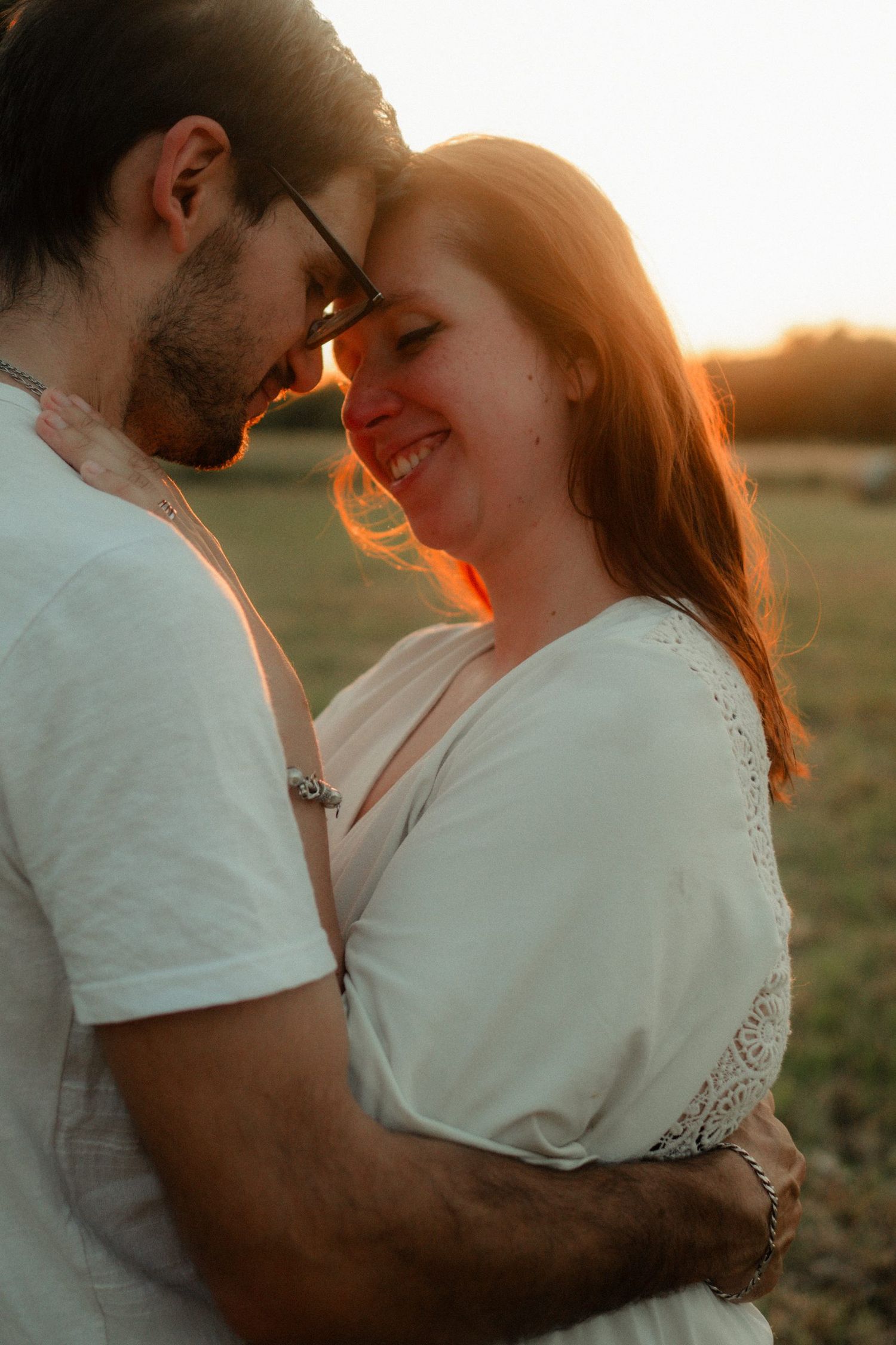 Couple photographié naturellement en extérieur