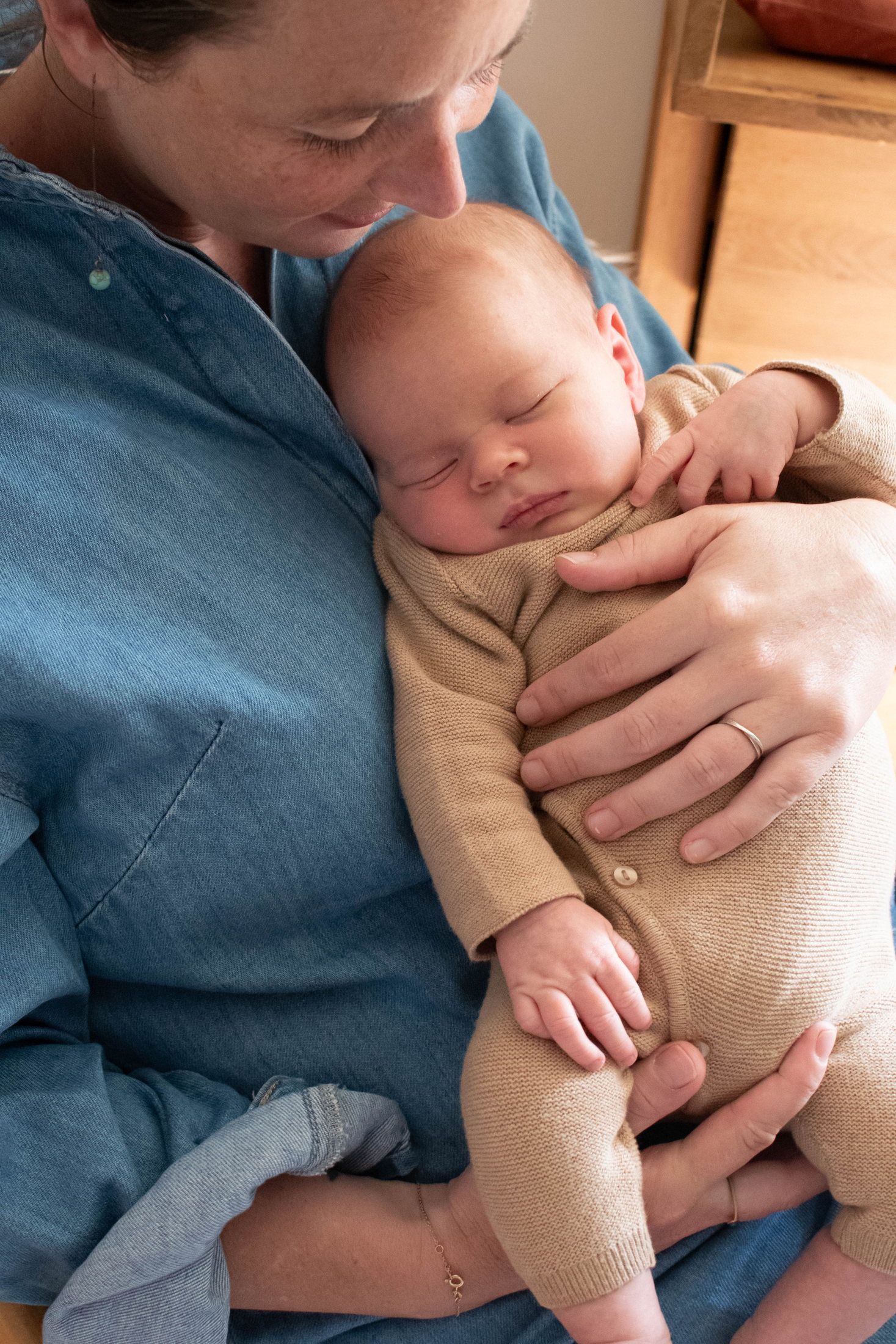 Nouveau-né photographié avec sa famille lors d’une séance naissance