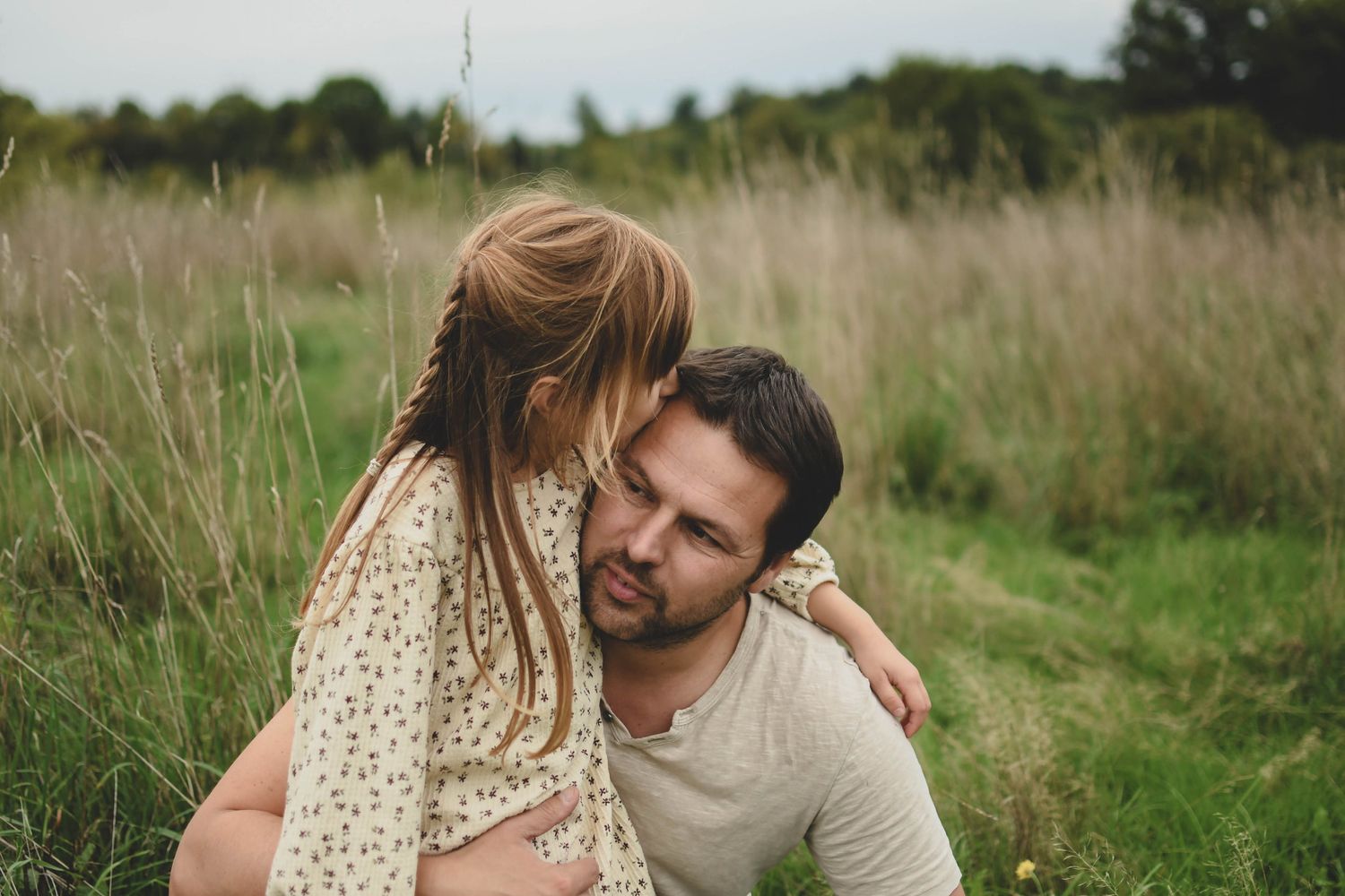 Enfant photographié en pleine nature lors d’une séance famille