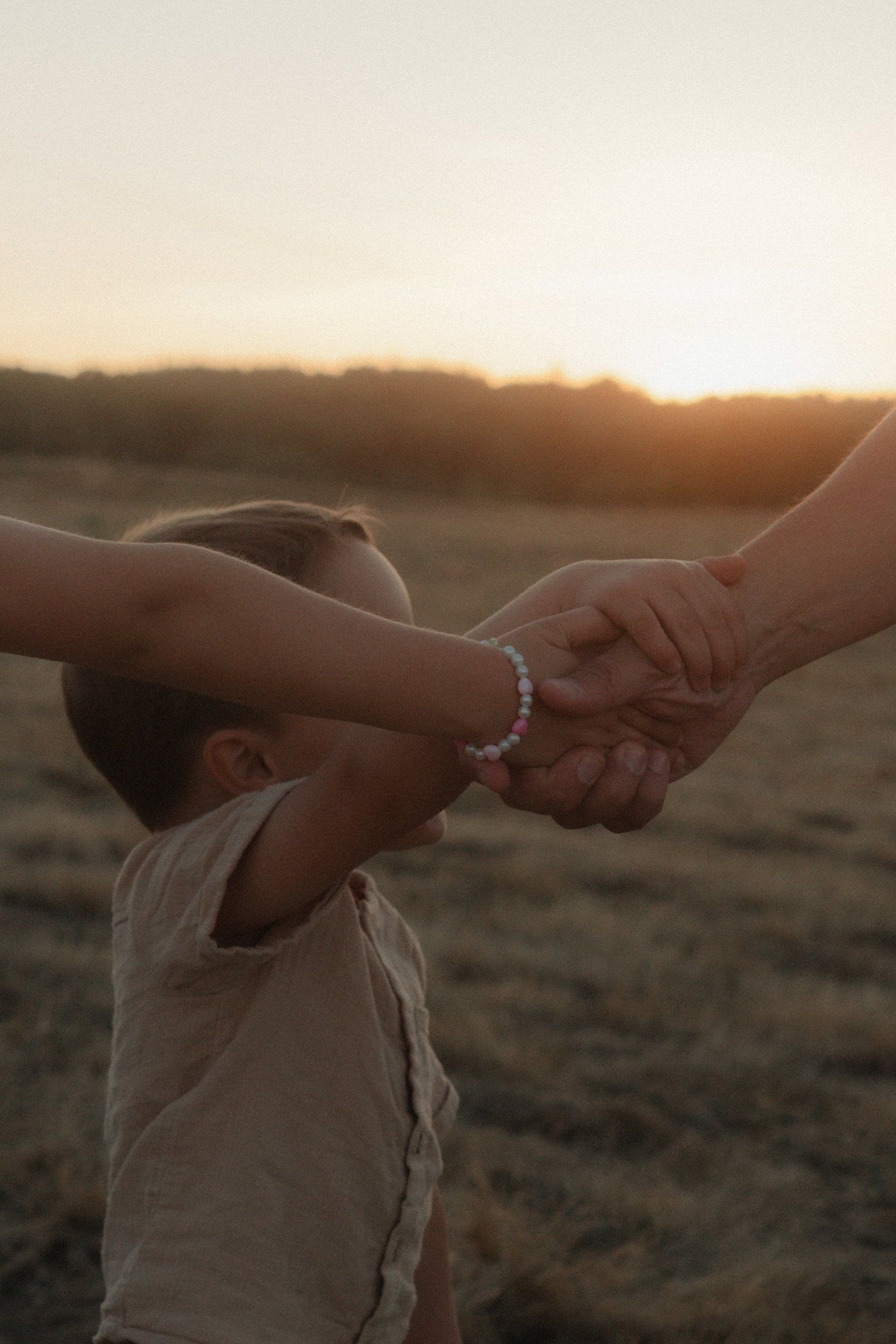 Famille photographiée au coucher du soleil en Haute-Vienne