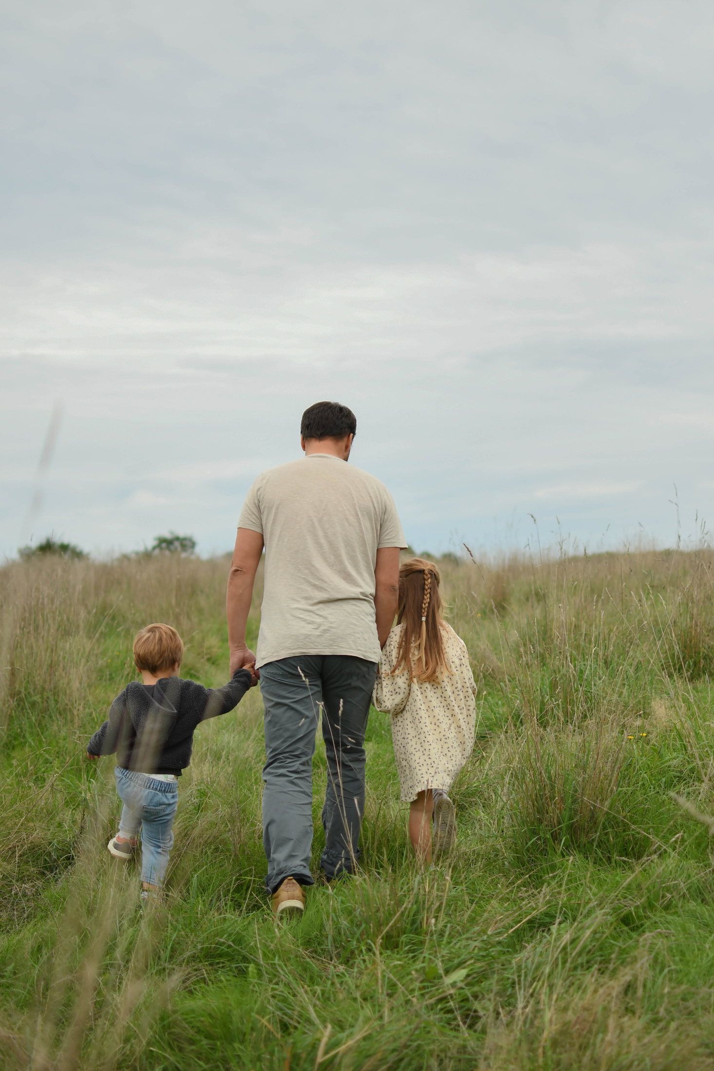 Enfant photographié en pleine nature lors d’une séance famille