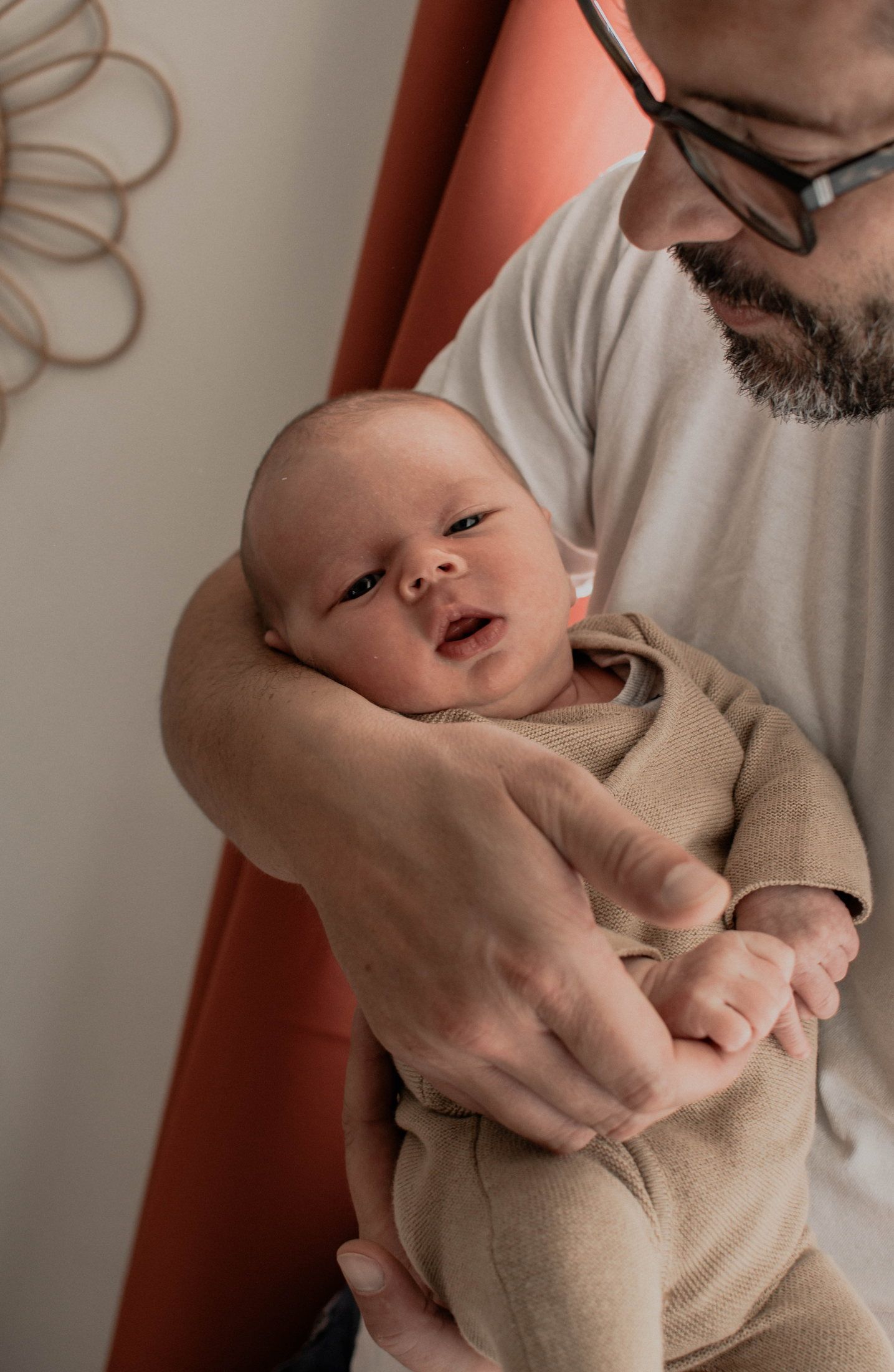Nouveau-né photographié avec sa famille lors d’une séance naissance