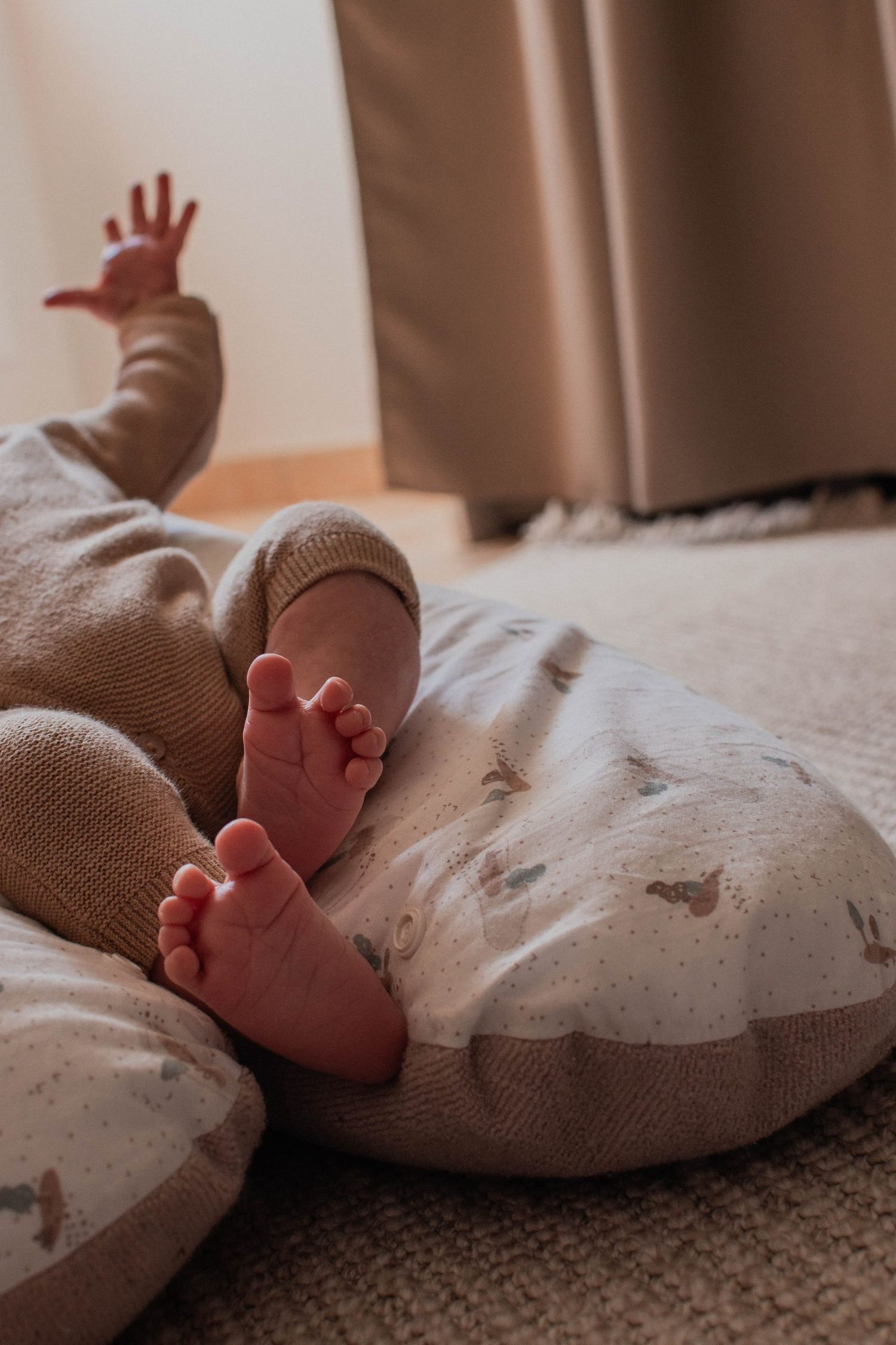Petits pieds d’un bébé allongé sur le lit