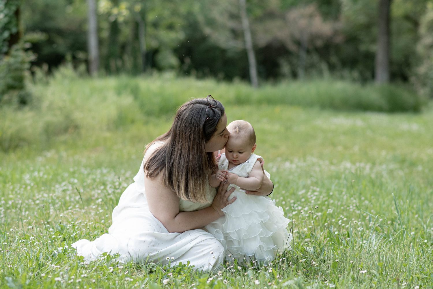 Nouveau-né photographié avec sa famille lors d’une séance naissance
