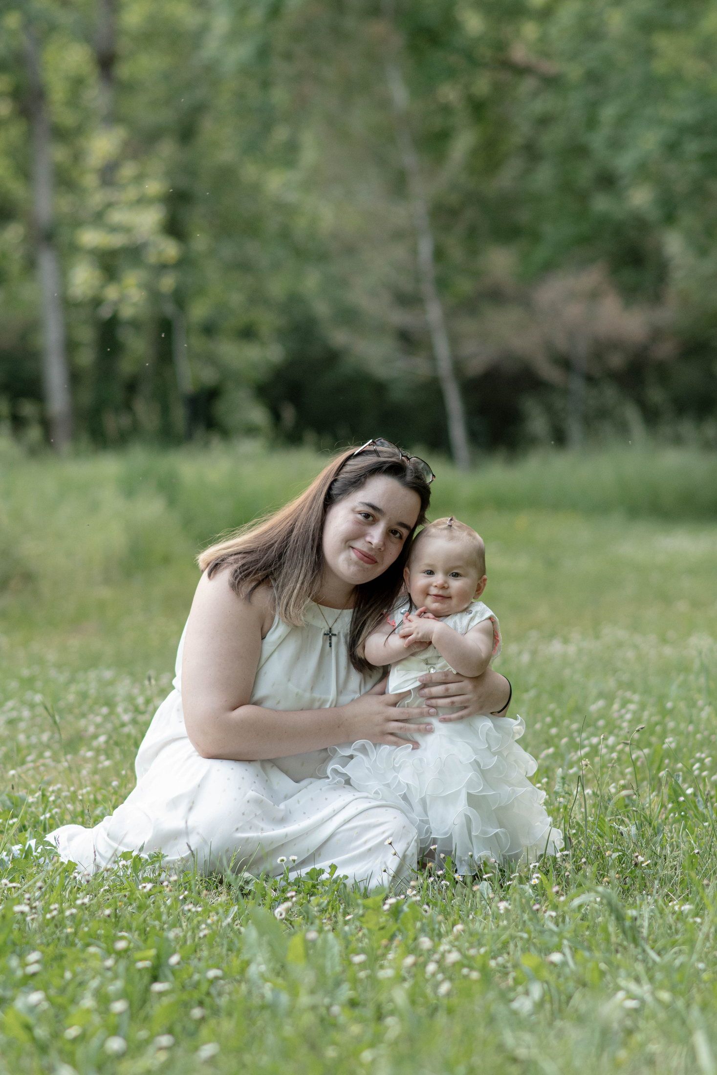 Nouveau-né photographié avec sa famille lors d’une séance naissance