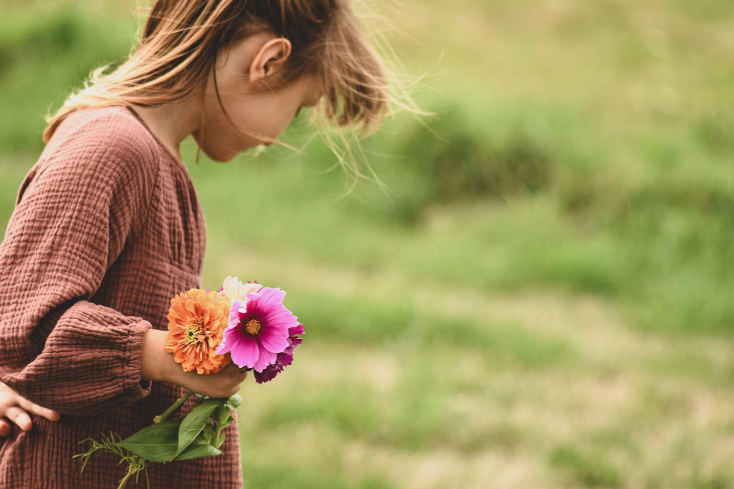 Enfant photographié en pleine nature lors d’une séance famille