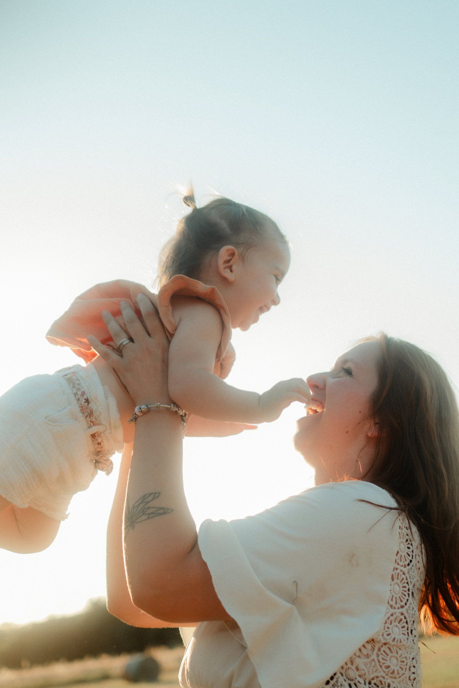 Famille photographiée au coucher du soleil en Haute-Vienne