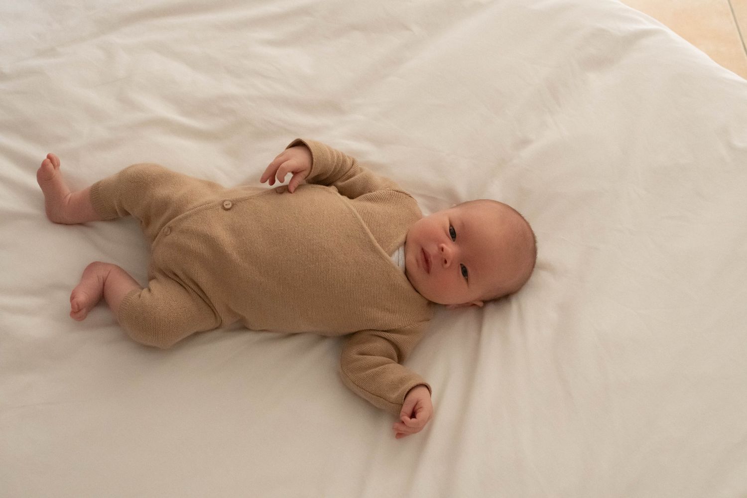 Nouveau-né photographié avec sa famille lors d’une séance naissance