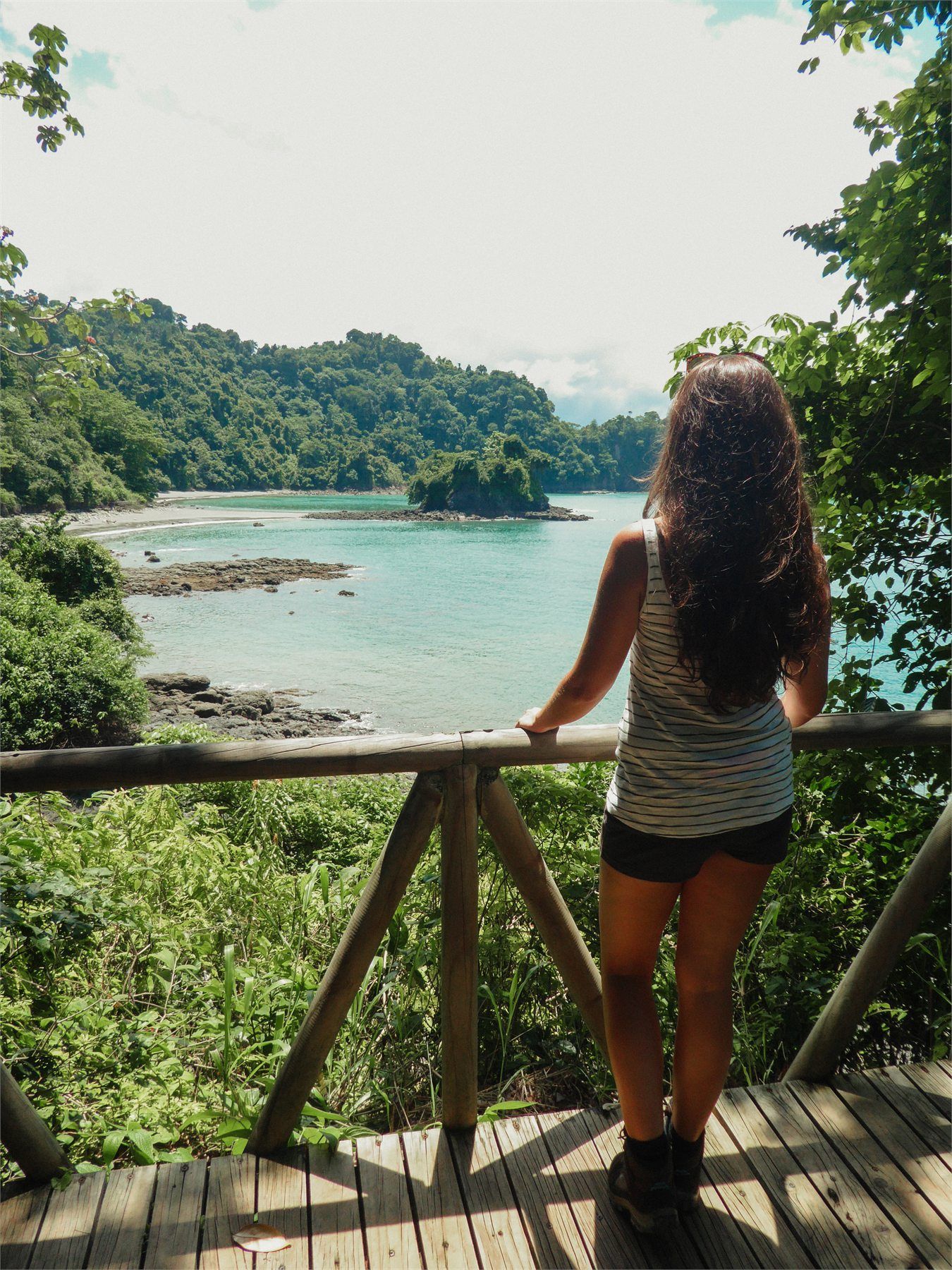 Marjorie contemplant une baie tropicale pendant un voyage