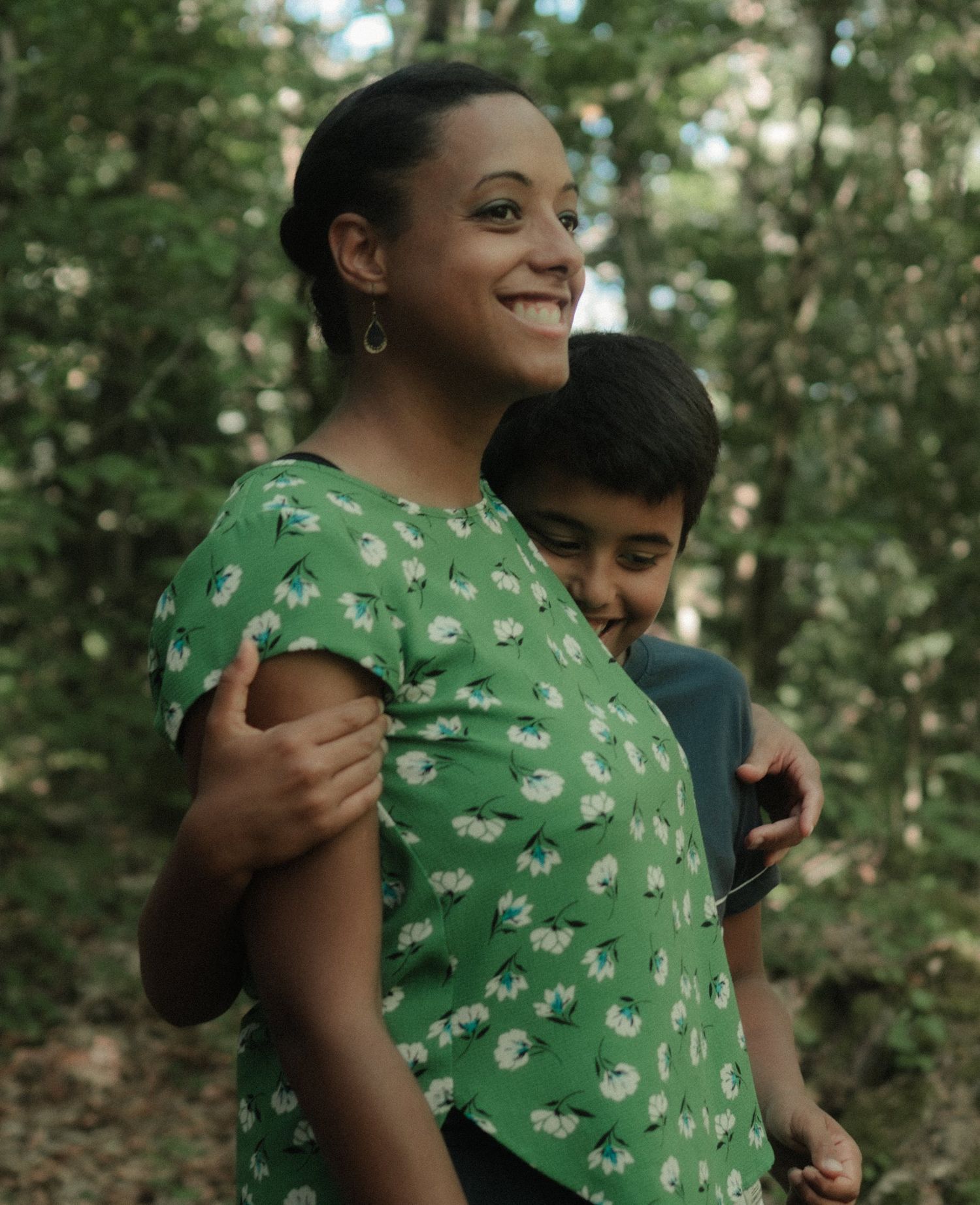 Mère portant son enfant dans les bras en pleine nature