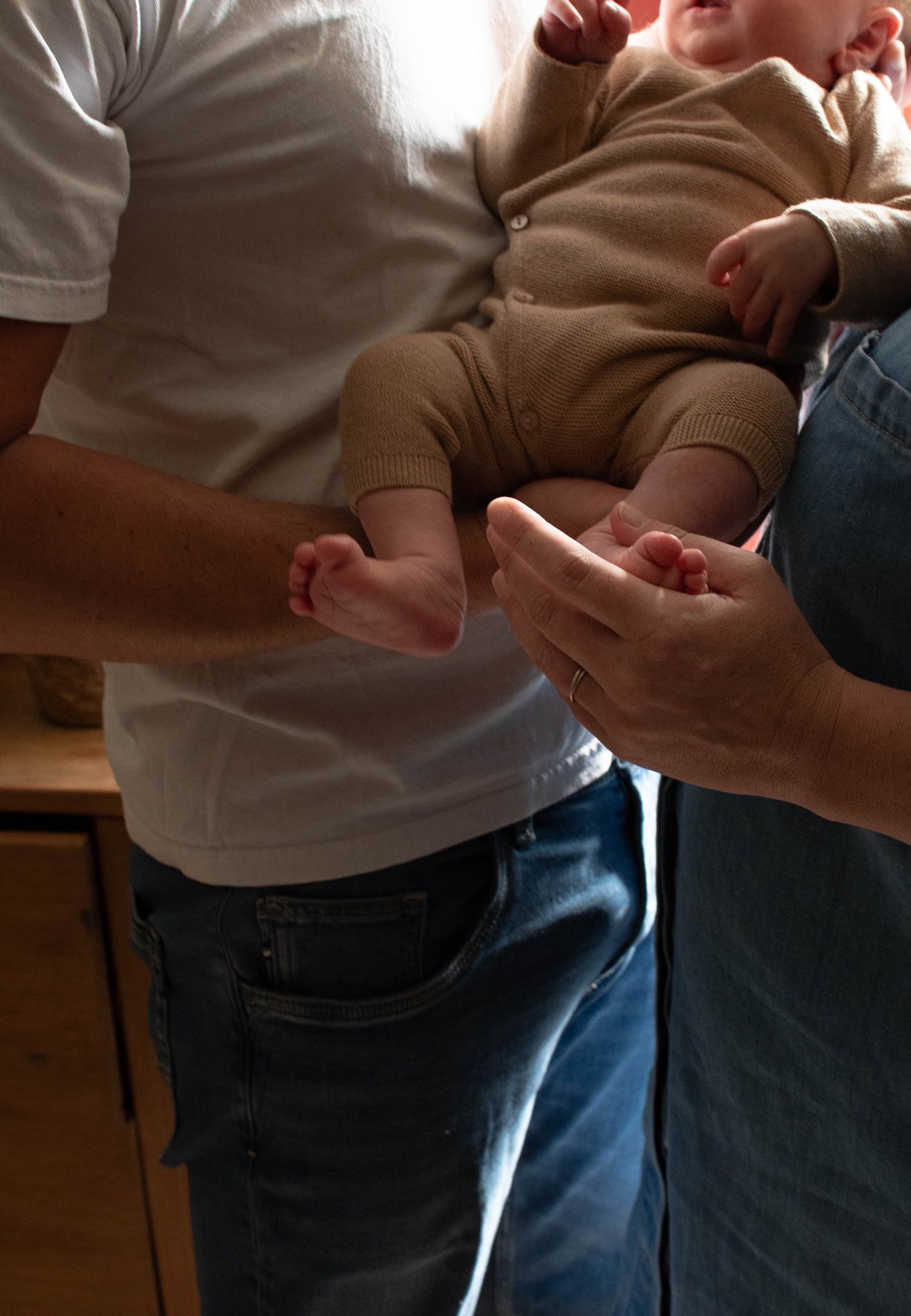 Nouveau-né photographié avec sa famille lors d’une séance naissance