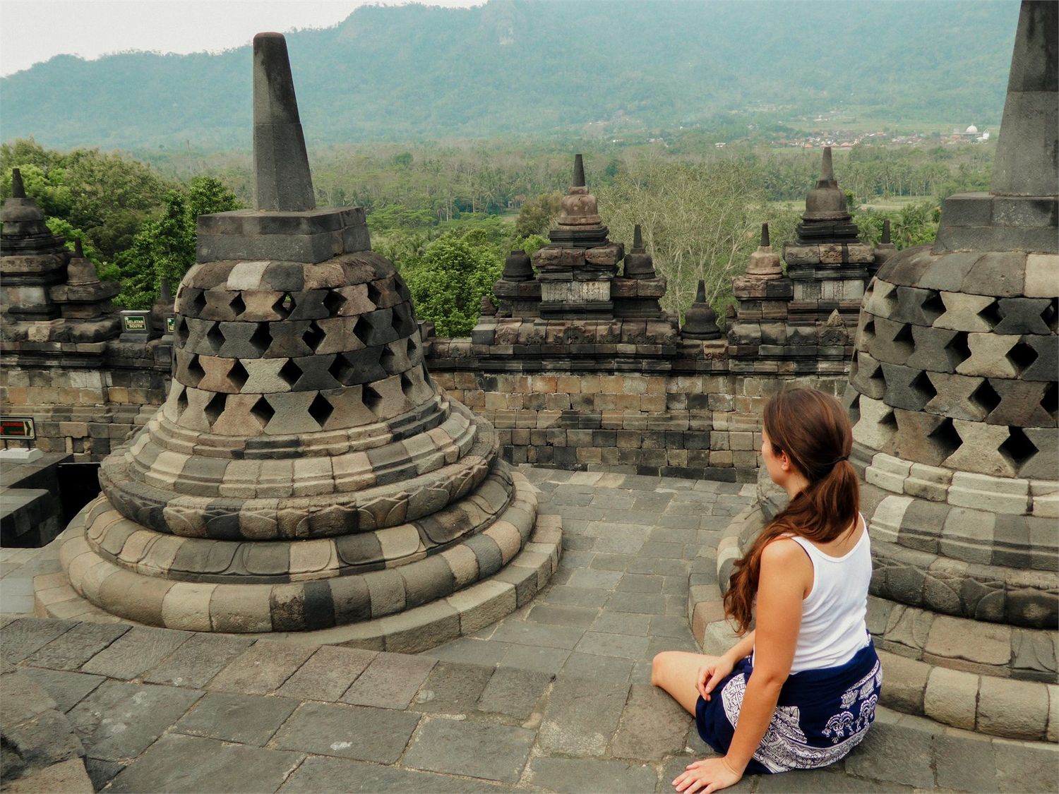 Marjorie devant le temple de Borobudur en Indonésie lors d’un voyage