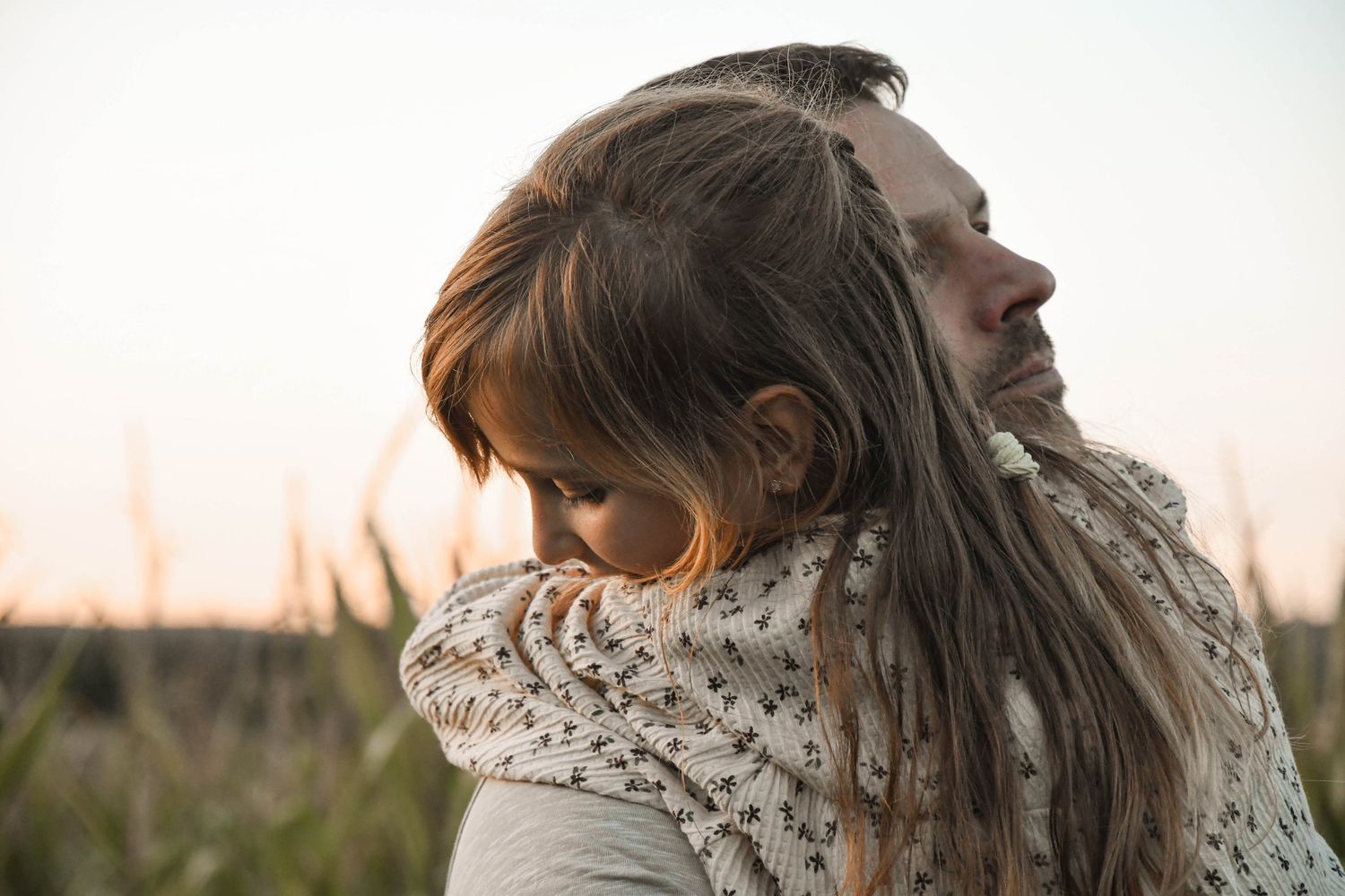 Enfant photographié en pleine nature lors d’une séance famille