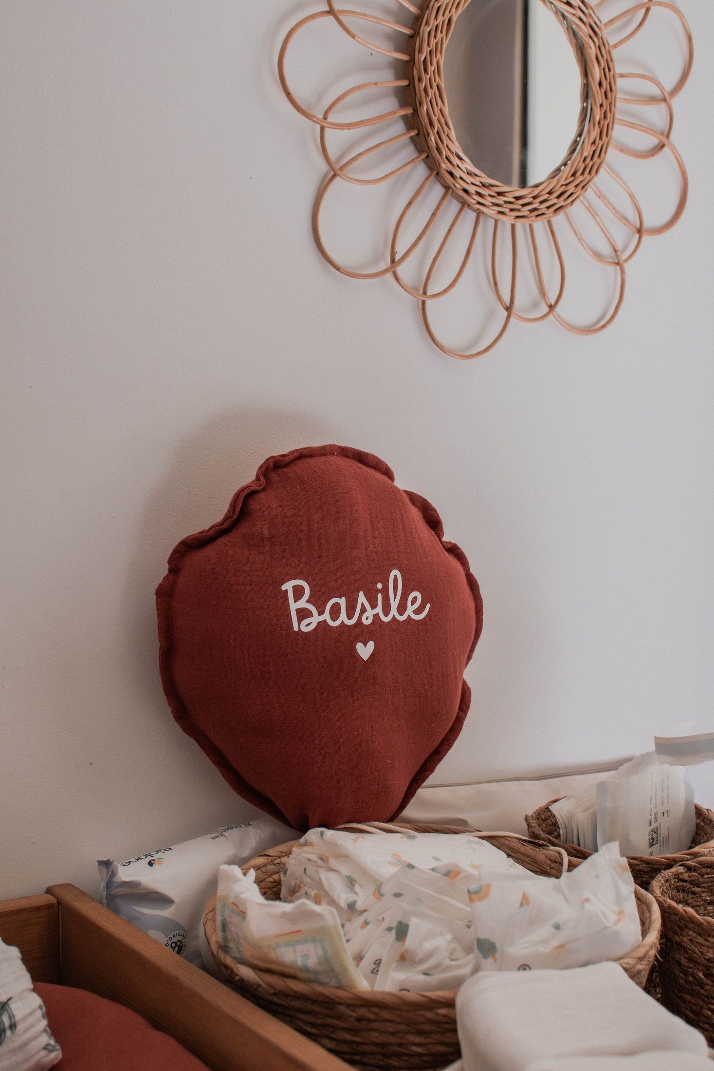Nouveau-né photographié avec sa famille lors d’une séance naissance