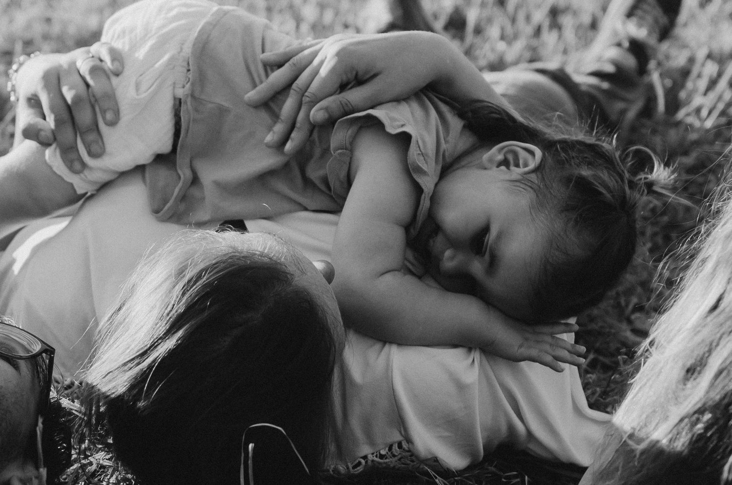 Bébé photographié avec douceur lors d’une séance naissance