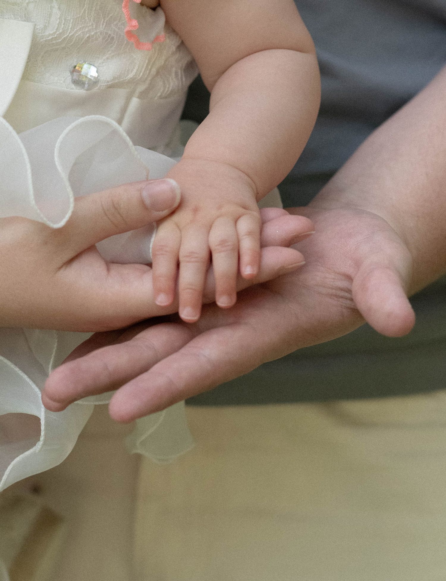 Nouveau-né photographié avec sa famille lors d’une séance naissance