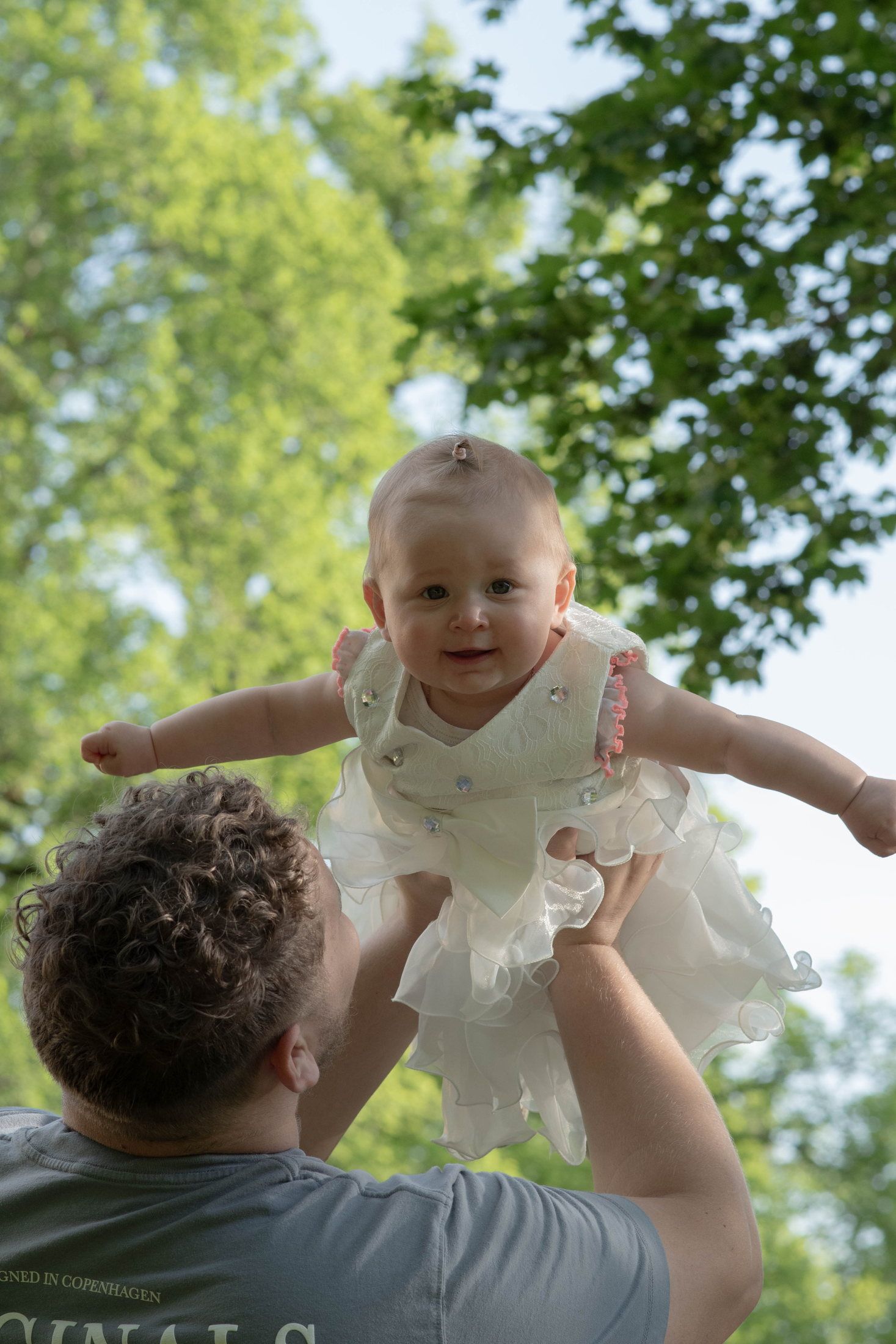 Nouveau-né photographié avec sa famille lors d’une séance naissance