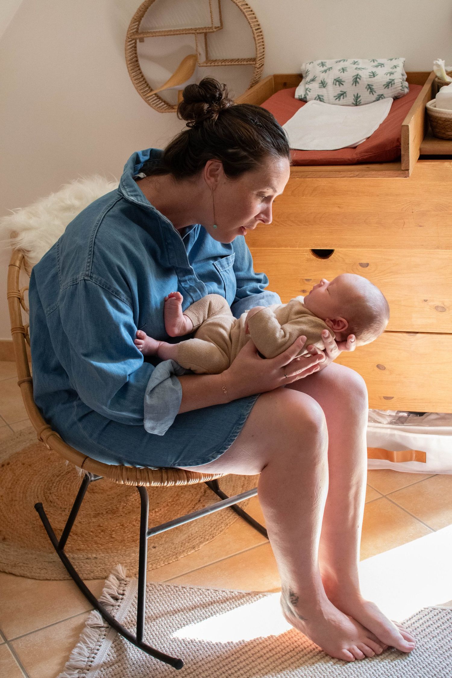 Maman assise dans un fauteuil avec son nouveau-né