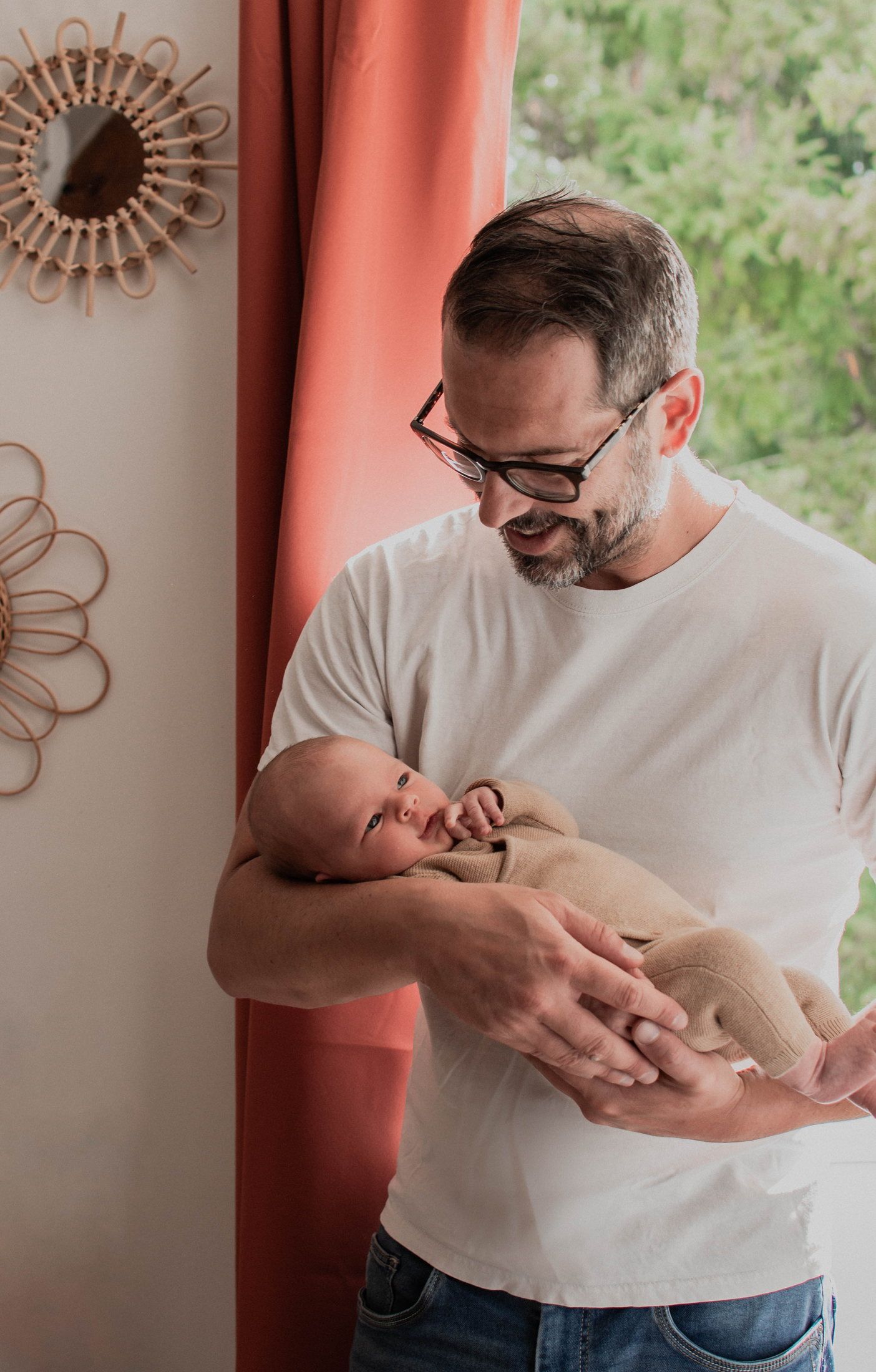 Nouveau-né photographié avec sa famille lors d’une séance naissance