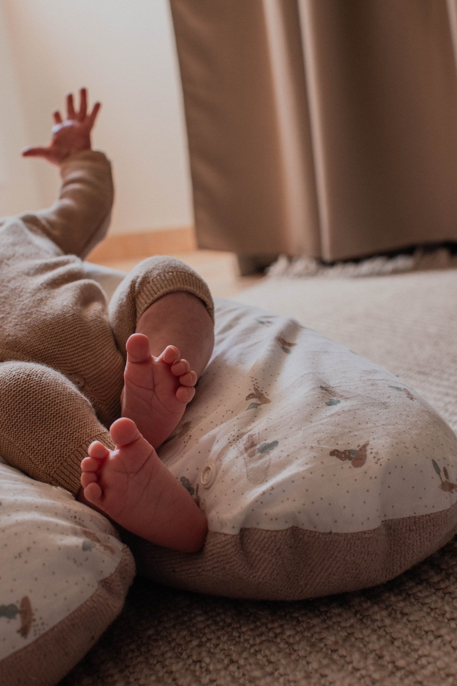 Nouveau-né photographié avec sa famille lors d’une séance naissance