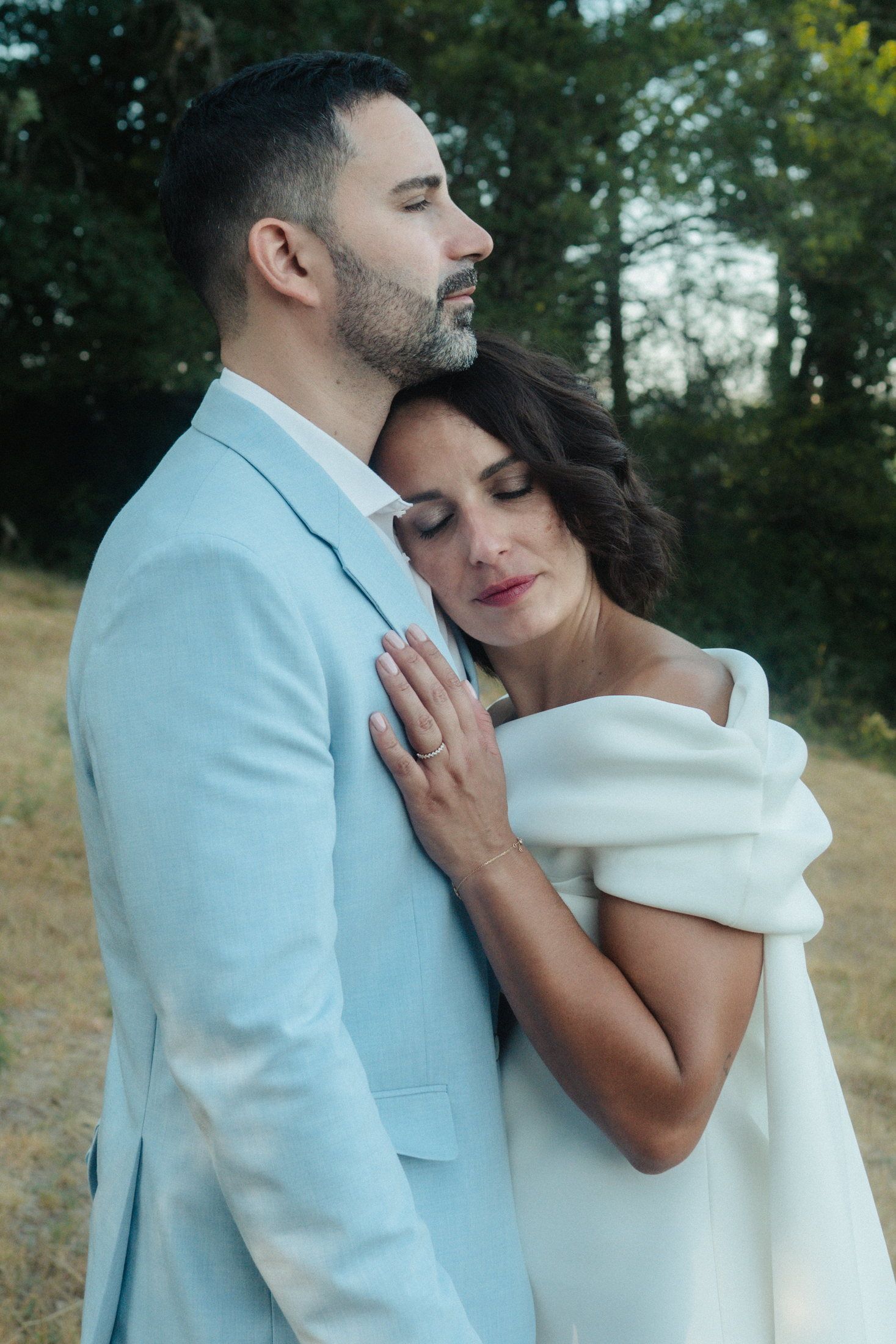 Couple de mariés lors d’un reportage photo naturel