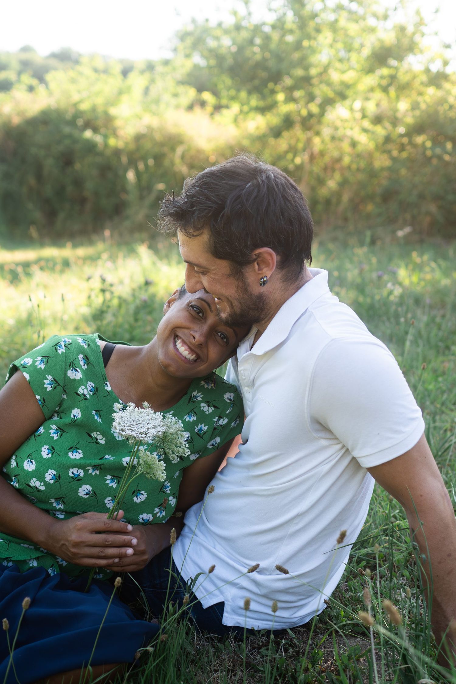 Couple photographié naturellement en extérieur