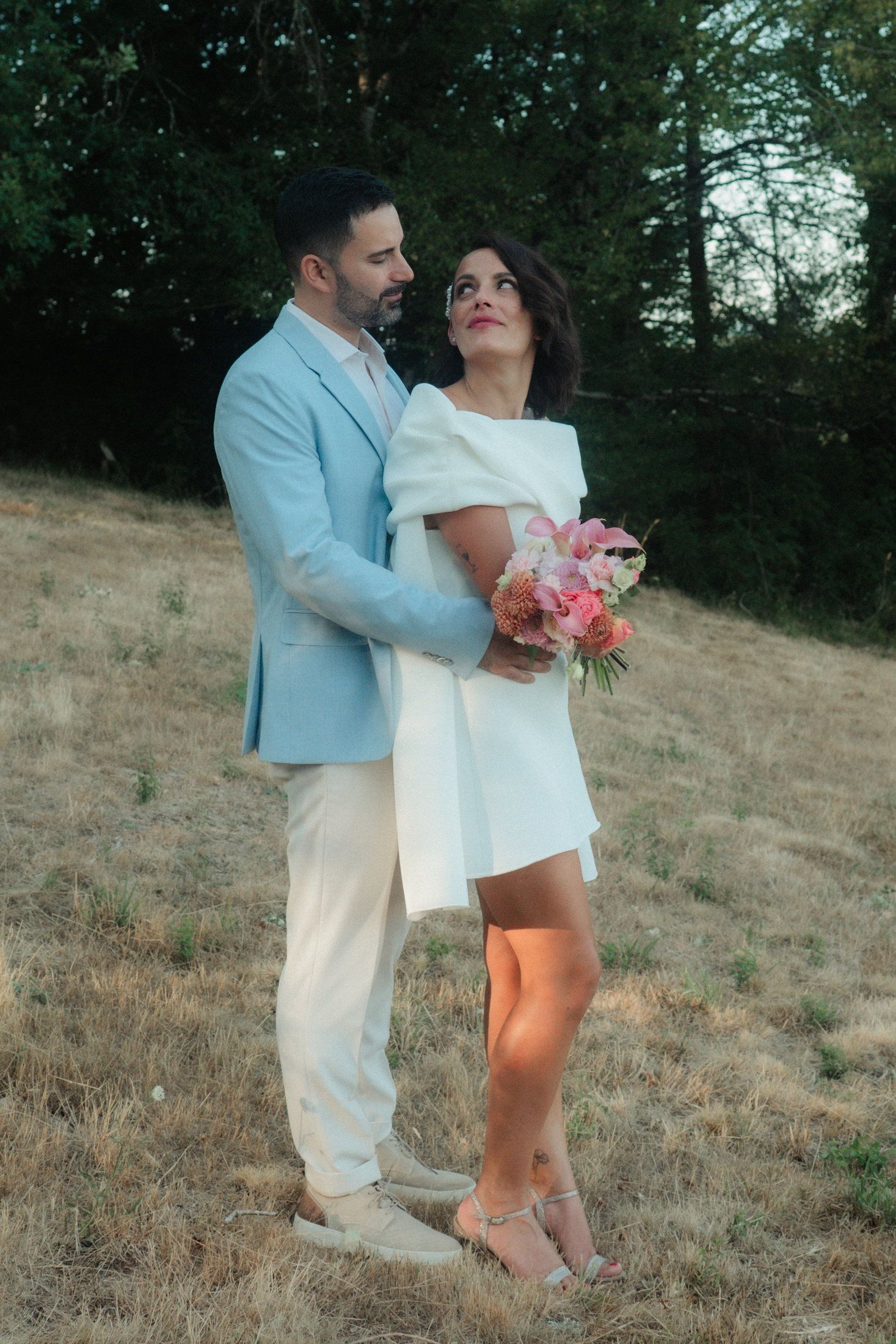 Couple de mariés lors d’un reportage photo naturel