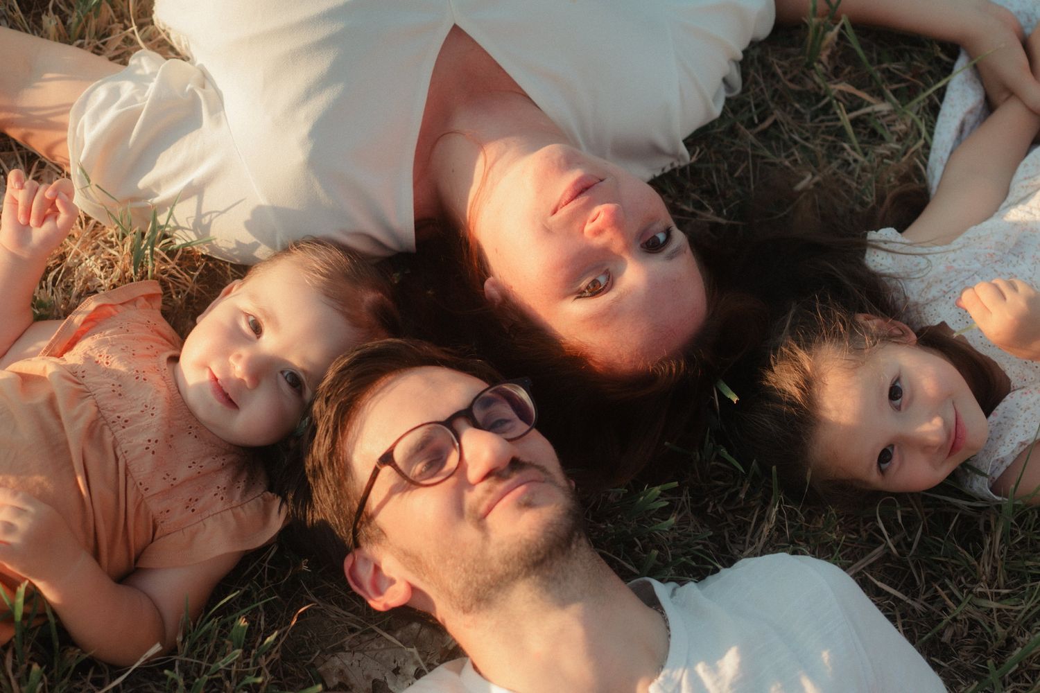 Famille photographiée au coucher du soleil en Haute-Vienne