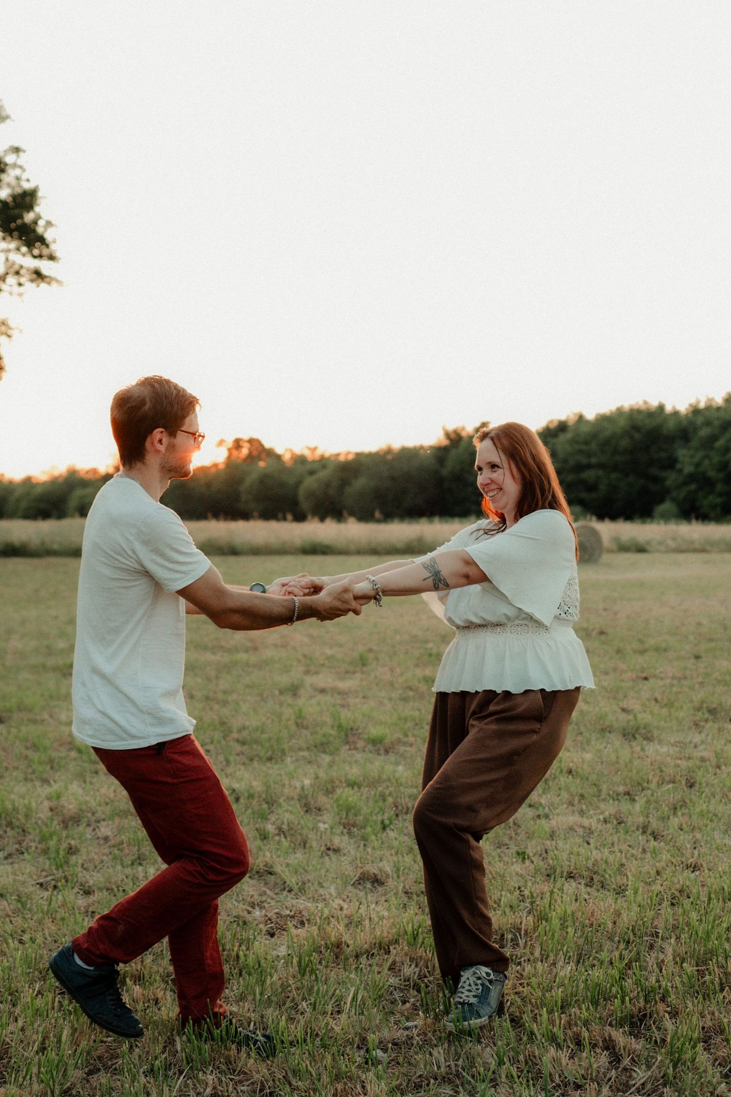 Couple photographié naturellement en extérieur
